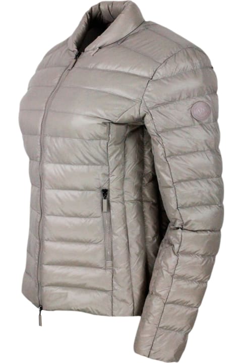 ウィメンズ Armani Collezioniのコート＆ジャケット Armani Collezioni Lightweight 100 Gram Slim Down Jacket With Integrated Concealed Hood And Zip Closure