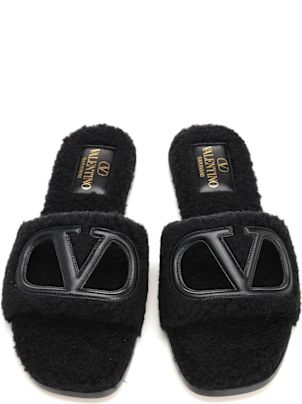 【関税&送料込】Valentino Garavani Furry Slide Slippers Valentino Garavani Furry Slide Slippers | italist