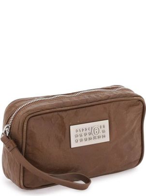 【MM6 Maison Margiela】VIP特価！ナンバーロゴパースL型ジップ MM6 Maison Margiela Logo Plaque Zip-up Makeup Bag | italist
