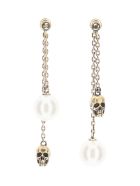 Alexander McQueen Skull And Pearl Pendant Earrings Alexander McQueen Skull And Pearl Pendant Earrings - Oro