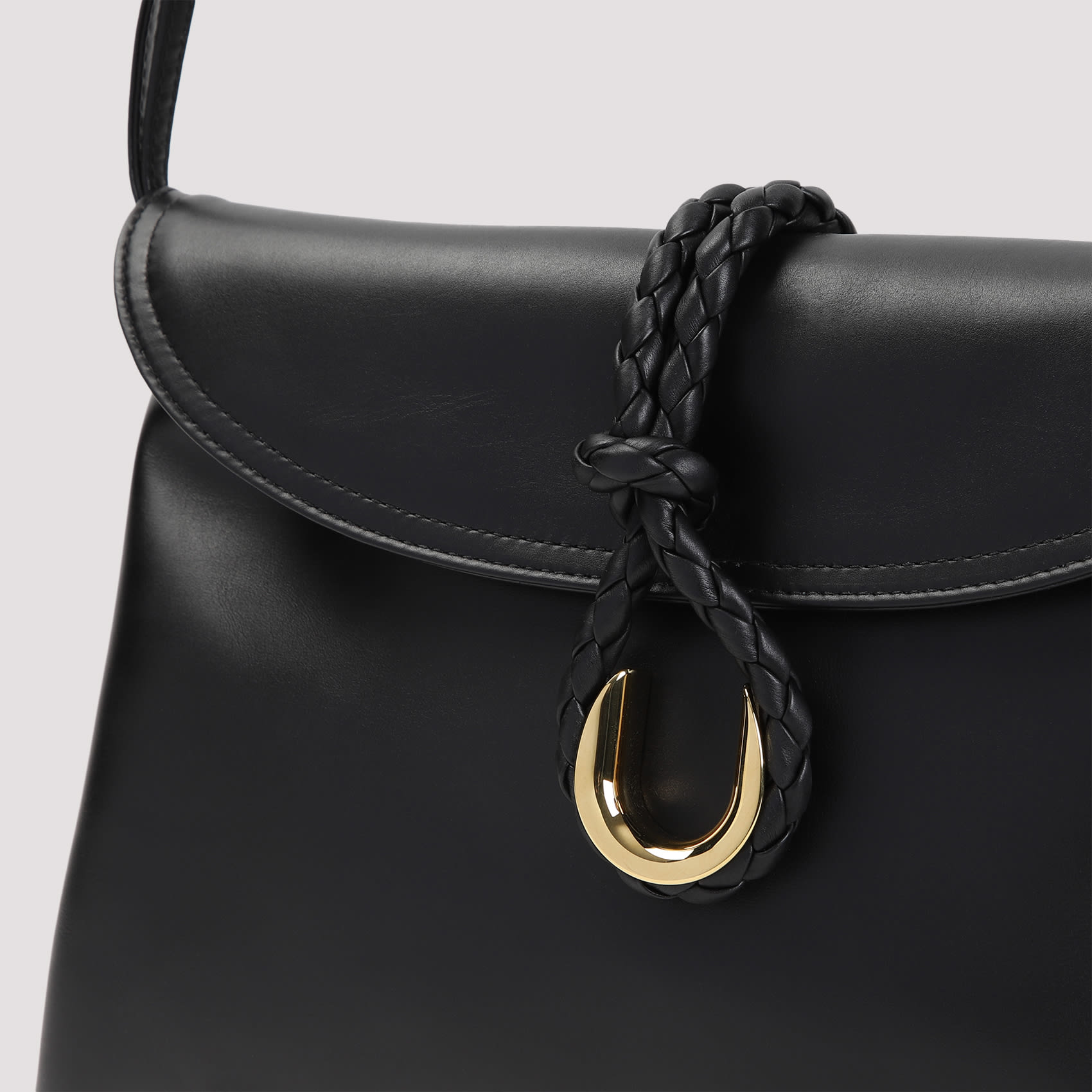 【Bottega Veneta】BLACK リベルタ レザーショルダーバッグ Bottega Veneta Liberta Shoulder Bag | italist