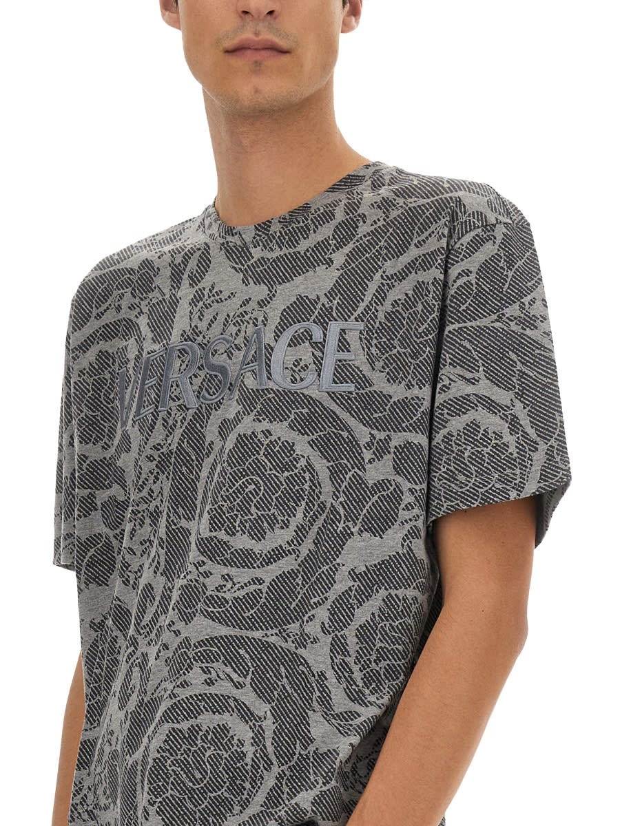 Tシャツ・カットソー VERSACE SILHOUETTE BAROQUE LOGO T-SHIRT Versace Jeans Couture Baroque Logo Cotton T-Shirt | Saks