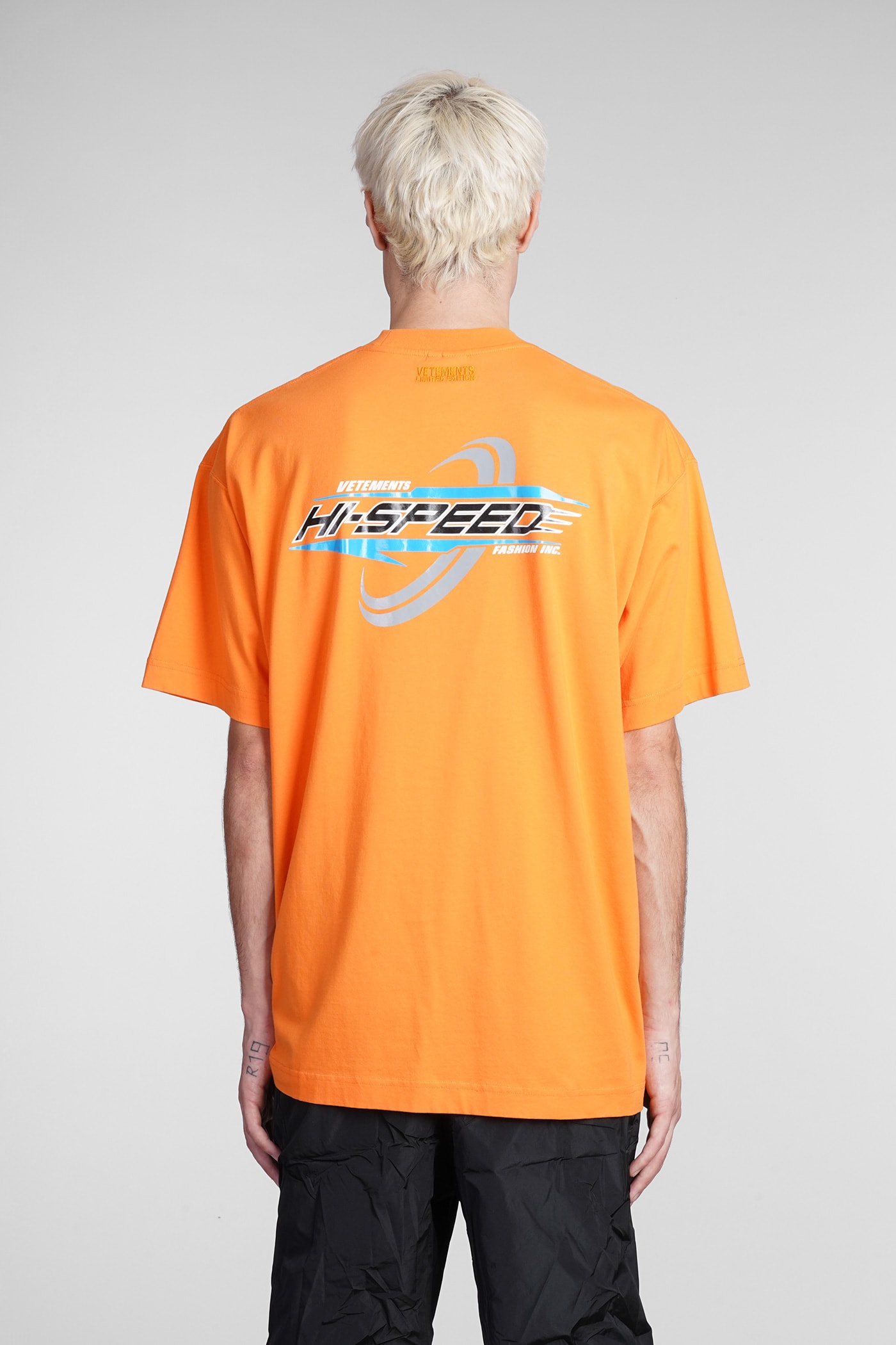 VETEMENTS T-shirt In Orange Cotton | italist