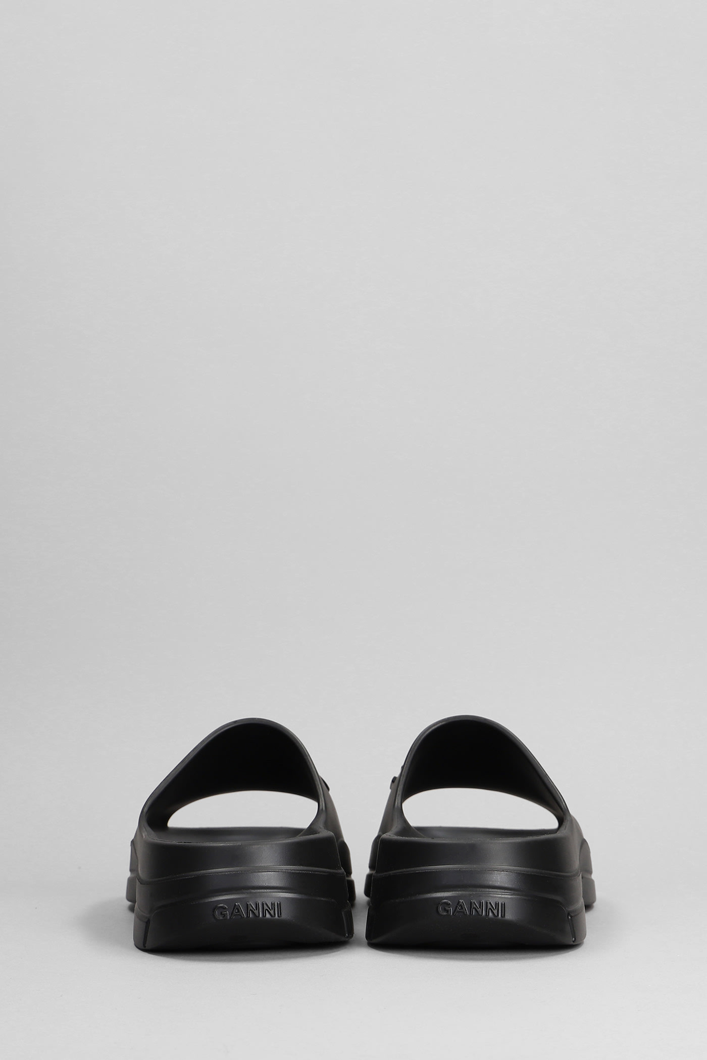 【送料&関税込】Ganni Black Rubber Slippers Ganni Black Rubber Slippers | italist