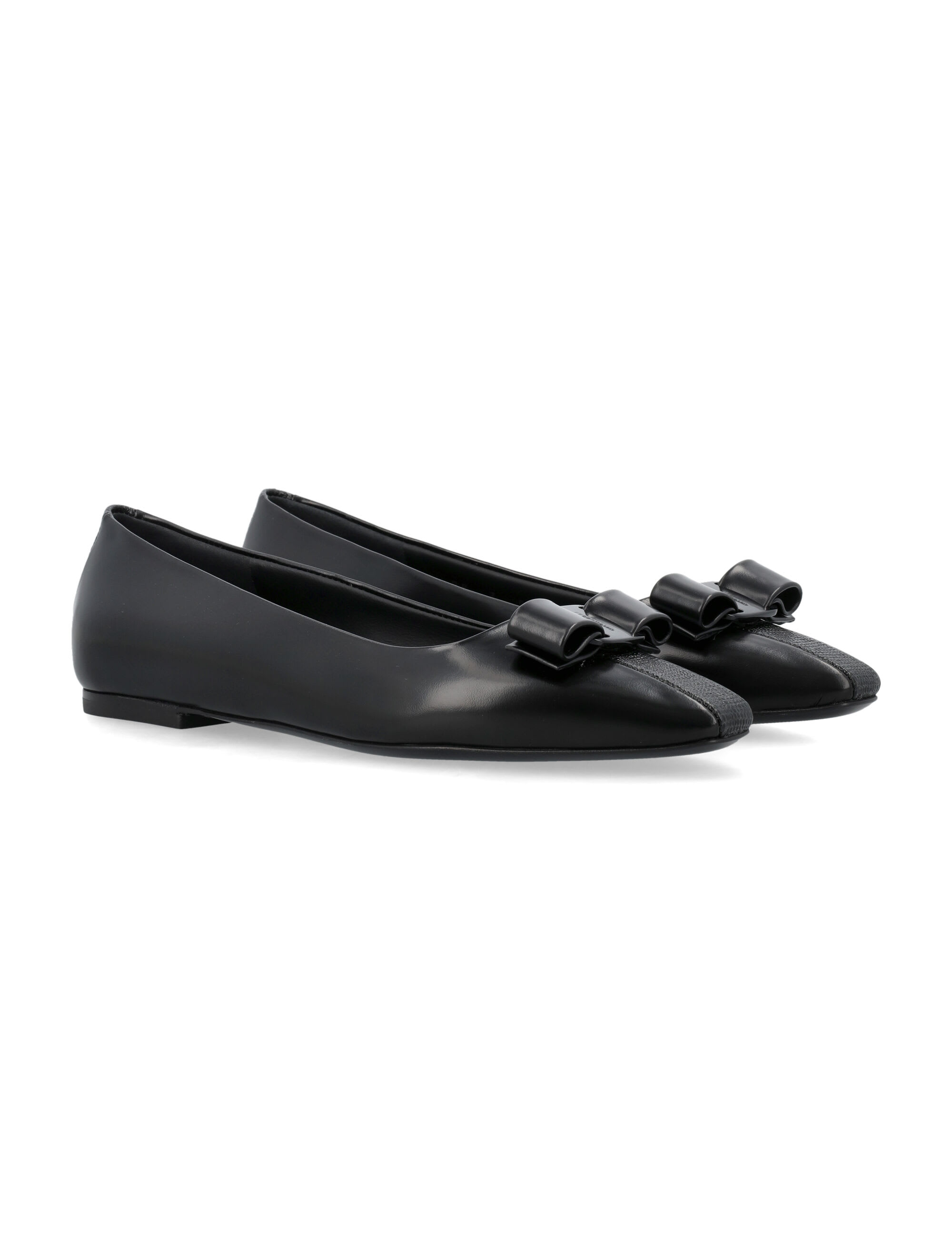 フラットシューズ FERRAGAMO BLACK LEATHER SIWAR FLATS Ferragamo Siwar Ballet Flats | italist