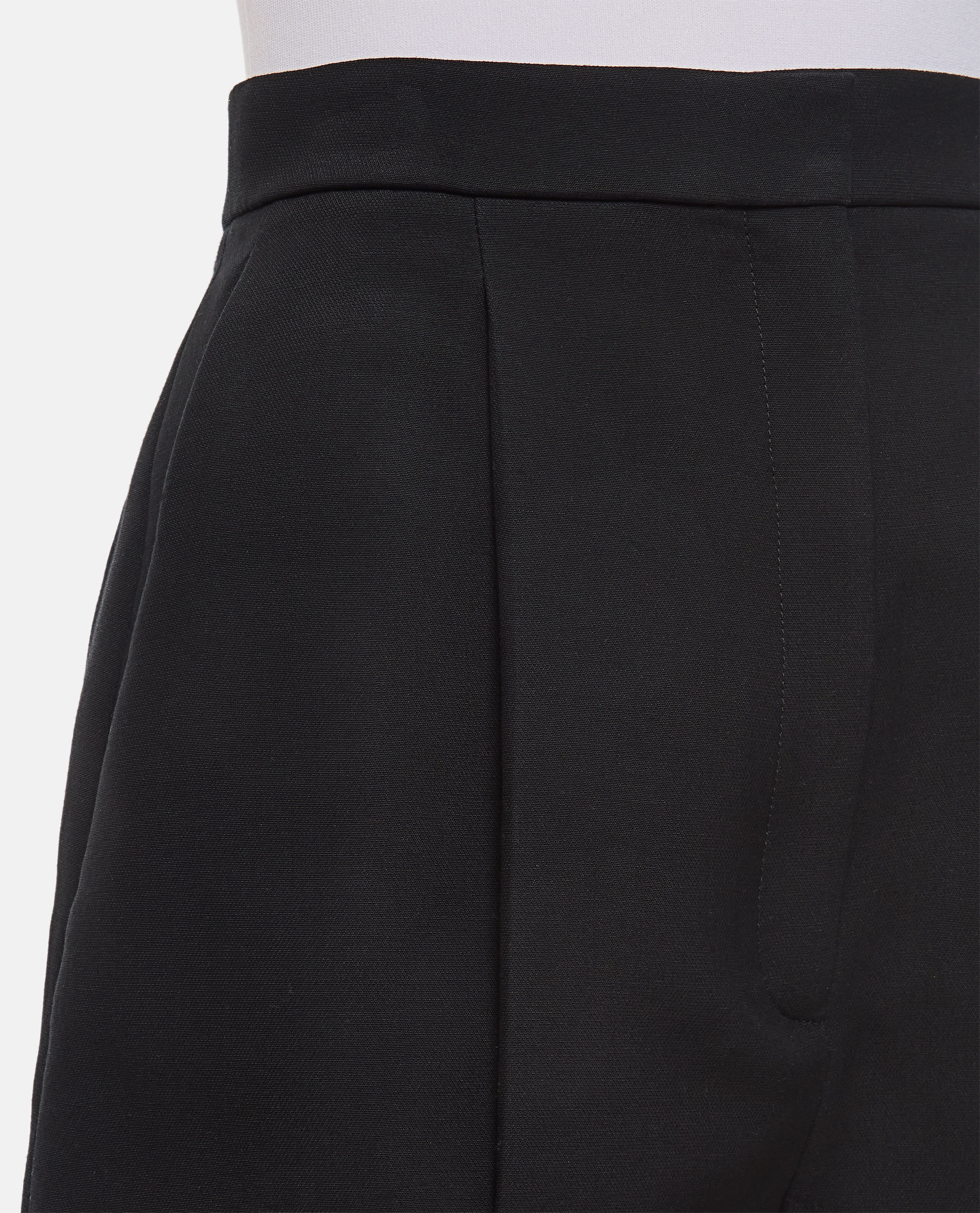 【送料&関税込】Khaite Calman Shorts KHAITE The Calman Shorts | White | FARFETCH