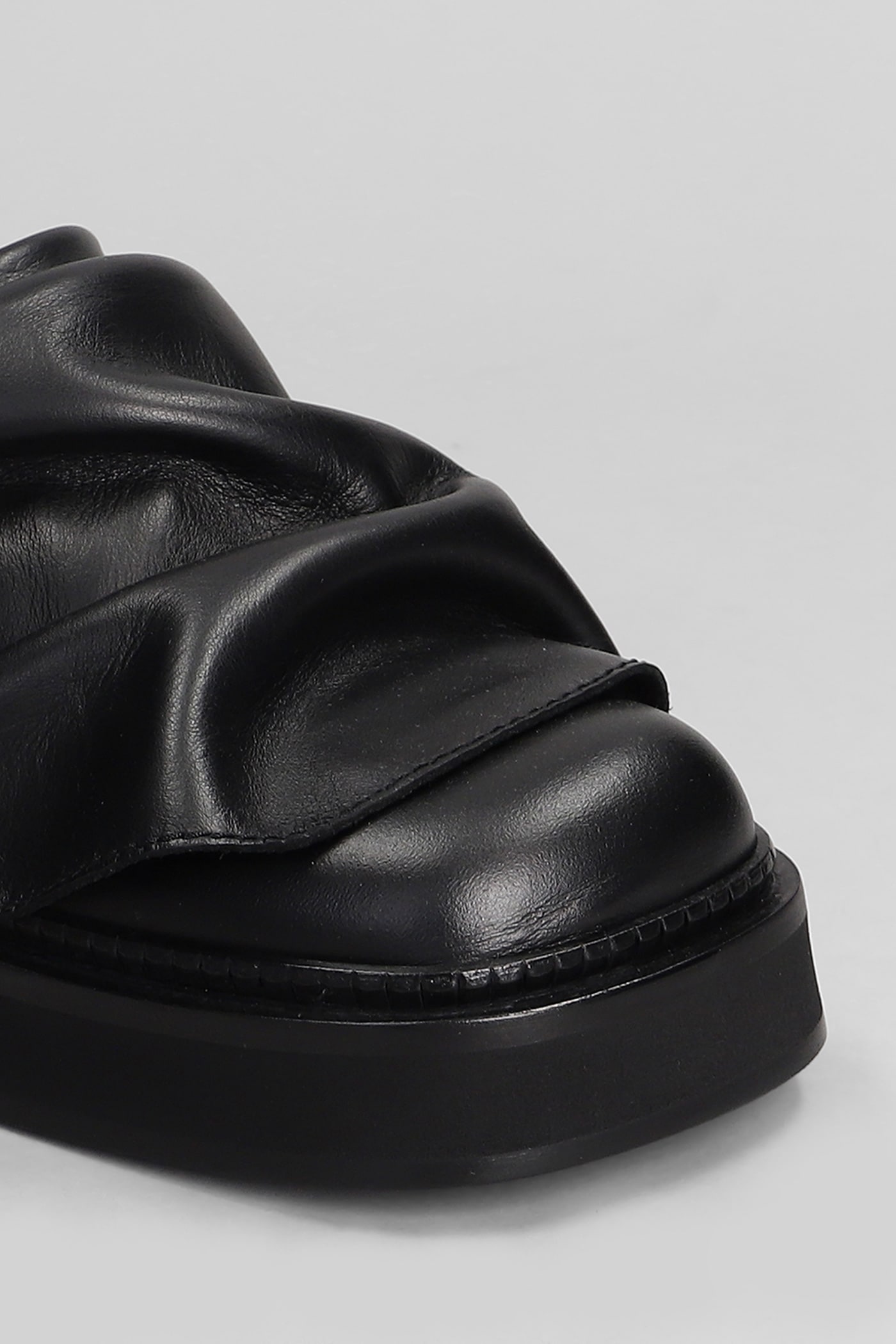 サンダル・ミュール THE ATTICO Black Leather Mini Robin Slippers Mini Robin leather mules in black - The Attico | Mytheresa