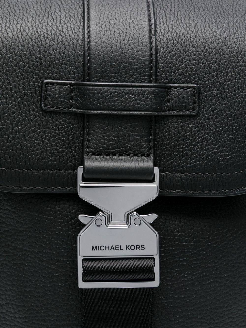 【送料&関税込】Michael Kors Aviator Hudson Slingpocket Michael Kors Aviator Hudson Slingpocket | italist