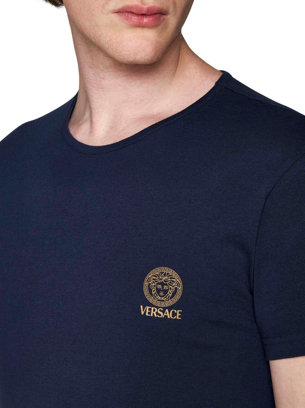 ★送料・関税込★VERSACE★SHORT-SLEEVED ROUND NECK T-SHIRTS★ Outline Barocco T-Shirt | VERSACE US