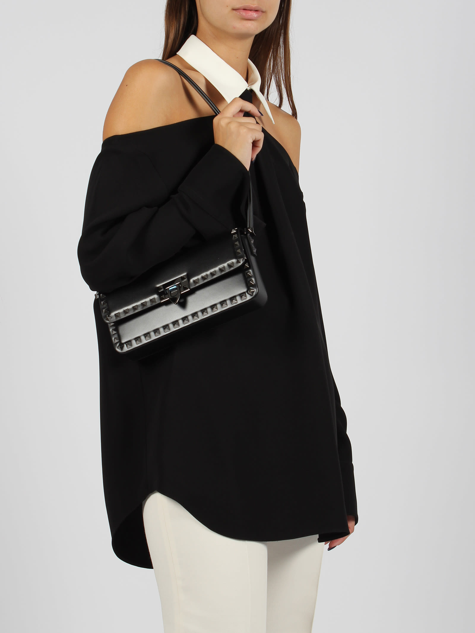 【関税&送料込】Valentino Garavani Black Leather Rockstud23 Valentino Garavani Black Leather Rockstud Shoulder Bag