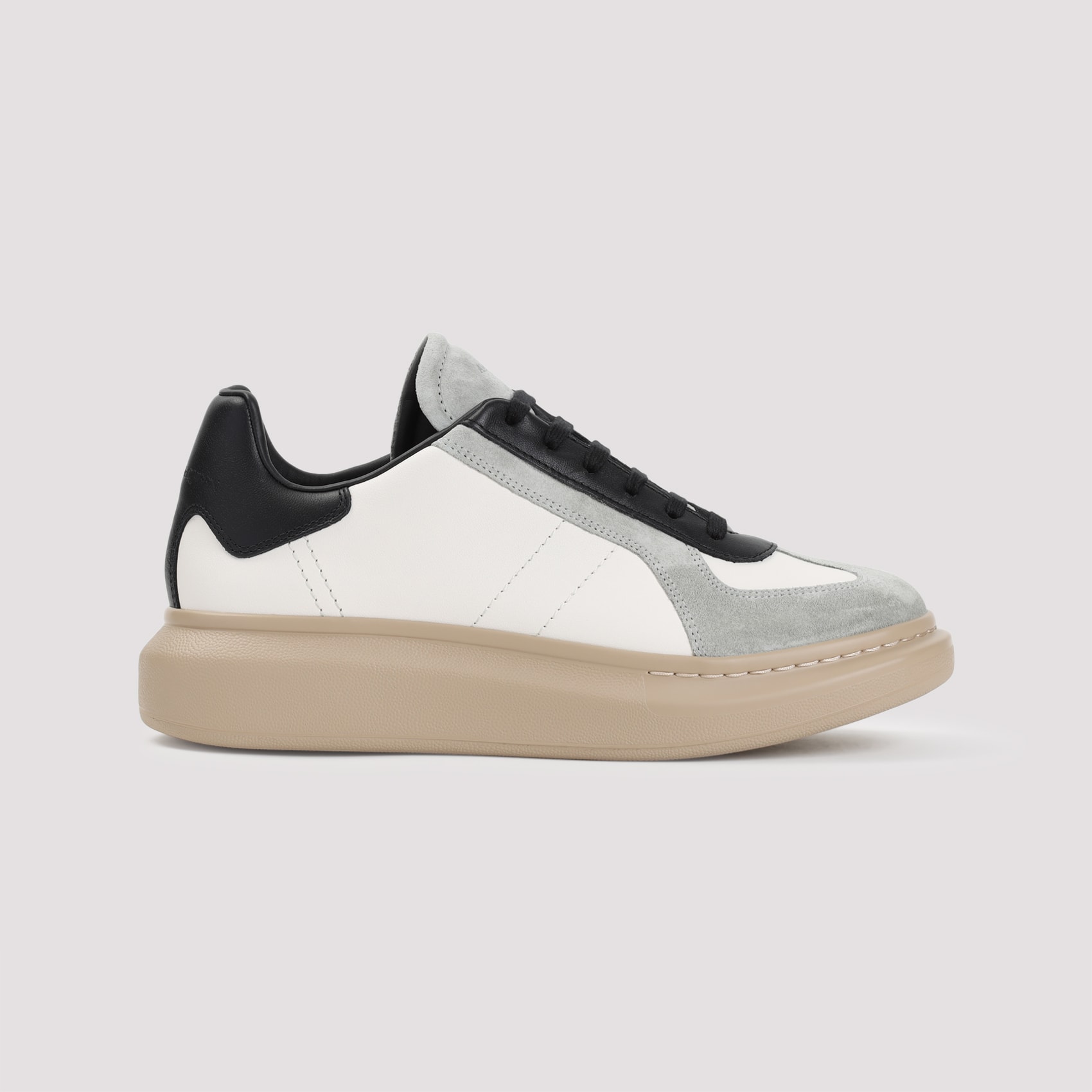 【送料&関税込】Alexander McQueen Oversized Retro Lace-up Sn Alexander McQueen Oversized Retro Lace-up Sneakers | italist