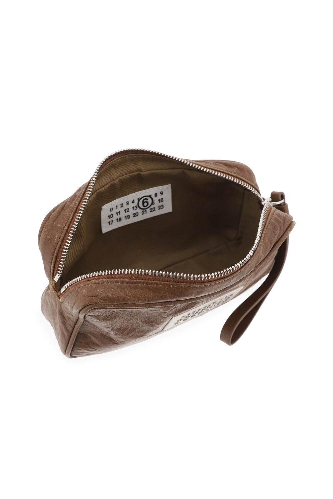 【MM6 Maison Margiela】VIP特価！ナンバーロゴパースL型ジップ MM6 Maison Margiela Logo Plaque Zip-up Makeup Bag | italist