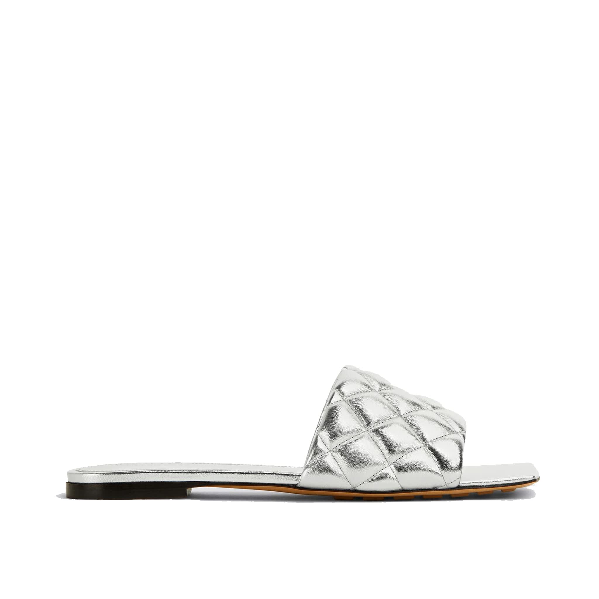サンダル・ミュール BOTTEGA VENETA PADDED QUILTED NAPPA SLIDE SANDALS Bottega Veneta® Women's Padded Flat Sandal in Cipria. Shop