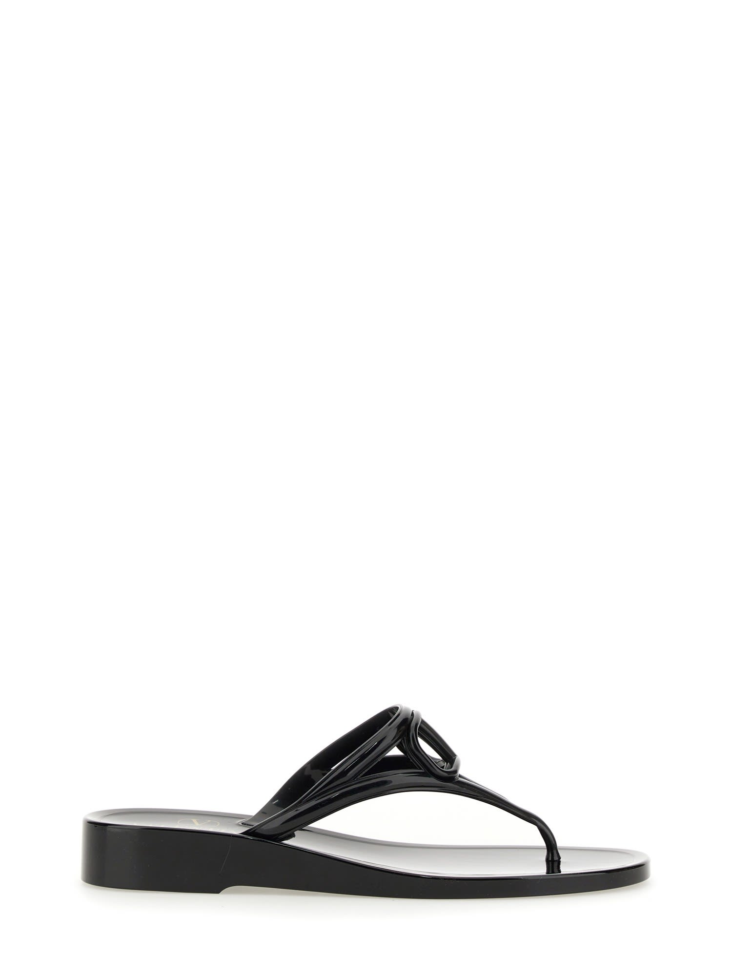 VIP【送料関税込】VALENTINO GARAVANI VLOGO THONG SANDALS Valentino Garavani Vlogo Thong Sandals in Black | FWRD