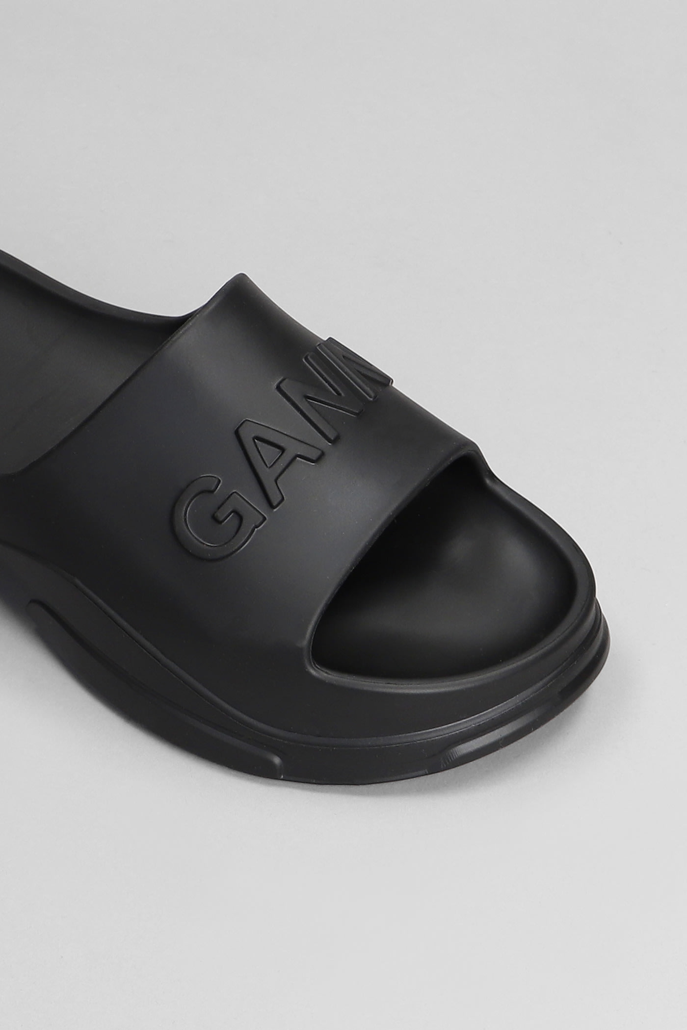 【送料&関税込】Ganni Black Rubber Slippers Ganni Black Rubber Slippers | italist