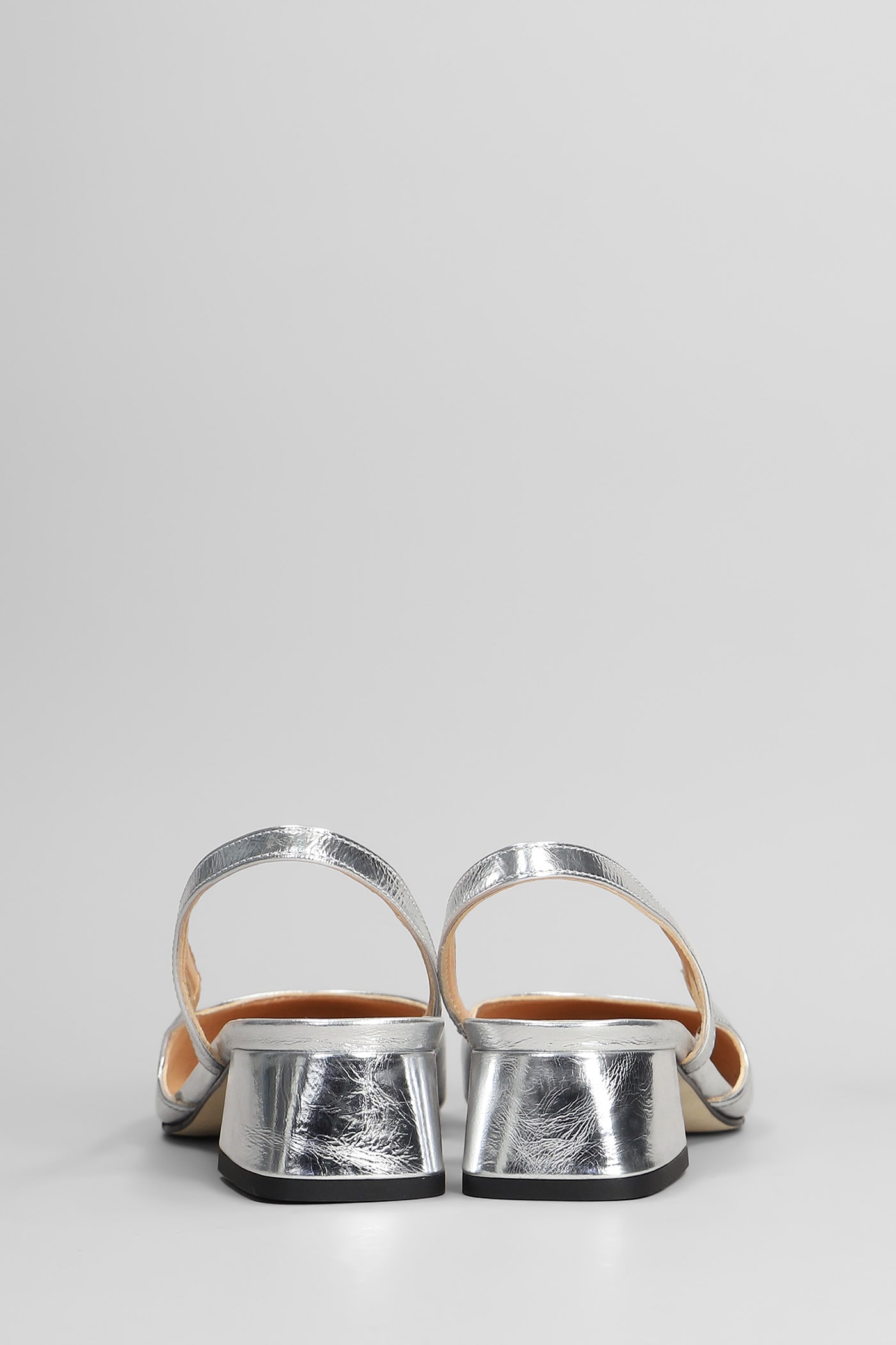 Julie Dee Pumps In Platinum Leather In Silver