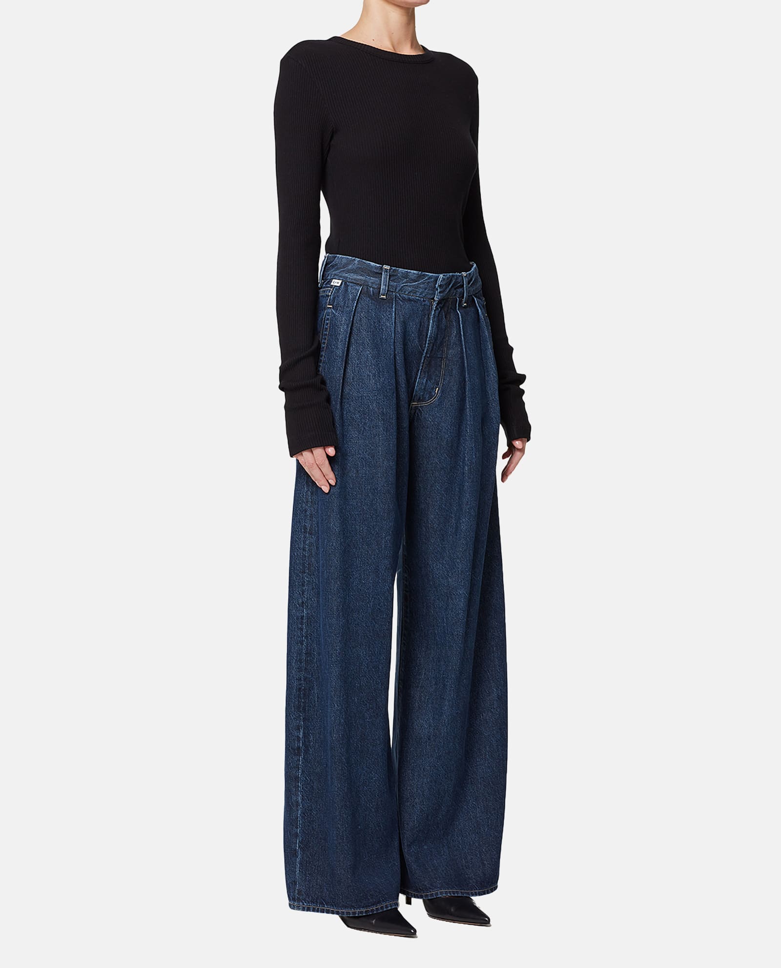 Shop Citizens Of Humanity Petra Pleated Denim Pants In Blue