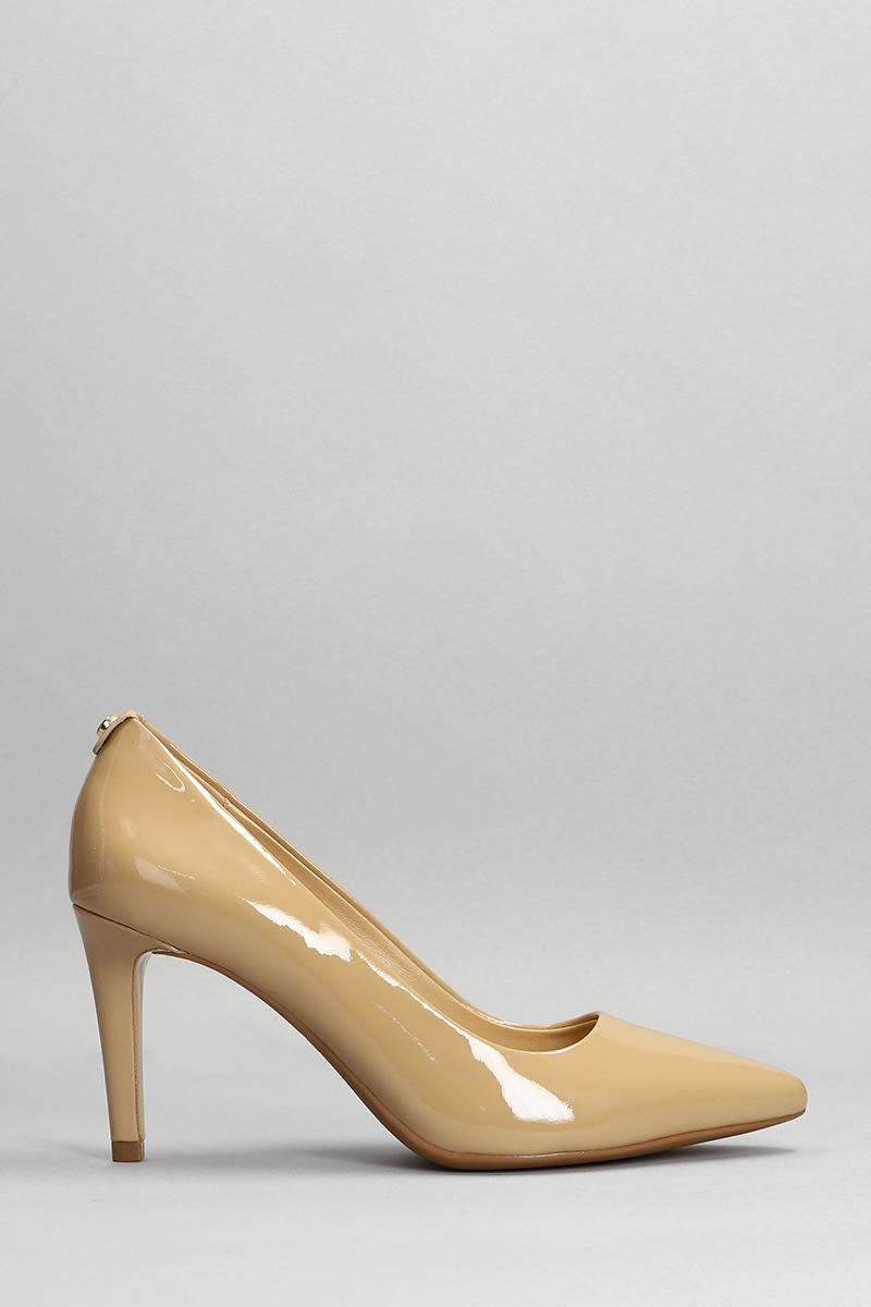 Michael Kors Dorothy Pumps In Beige Patent Leather