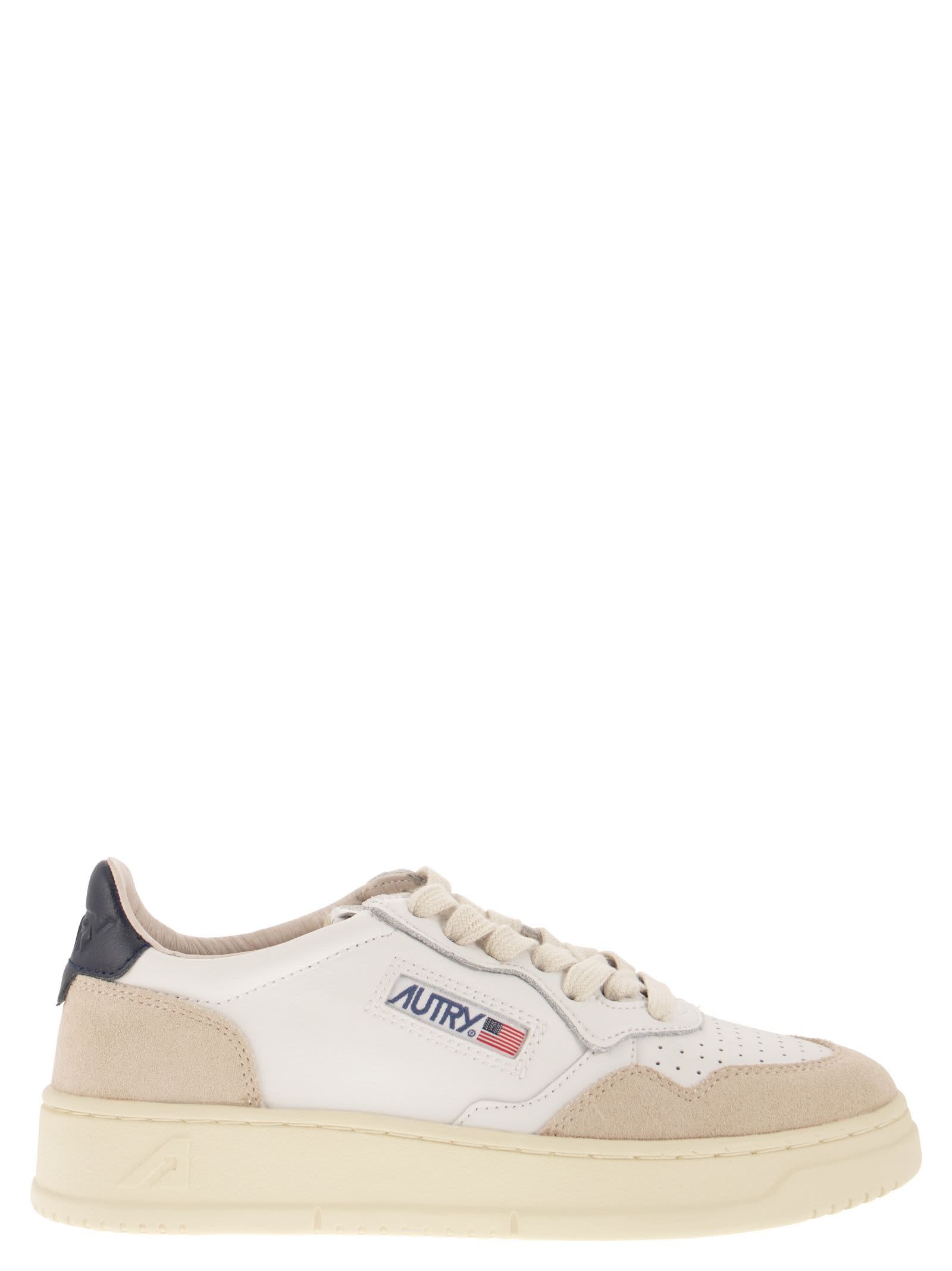 Autry Low Top Medalist Sneakers In White