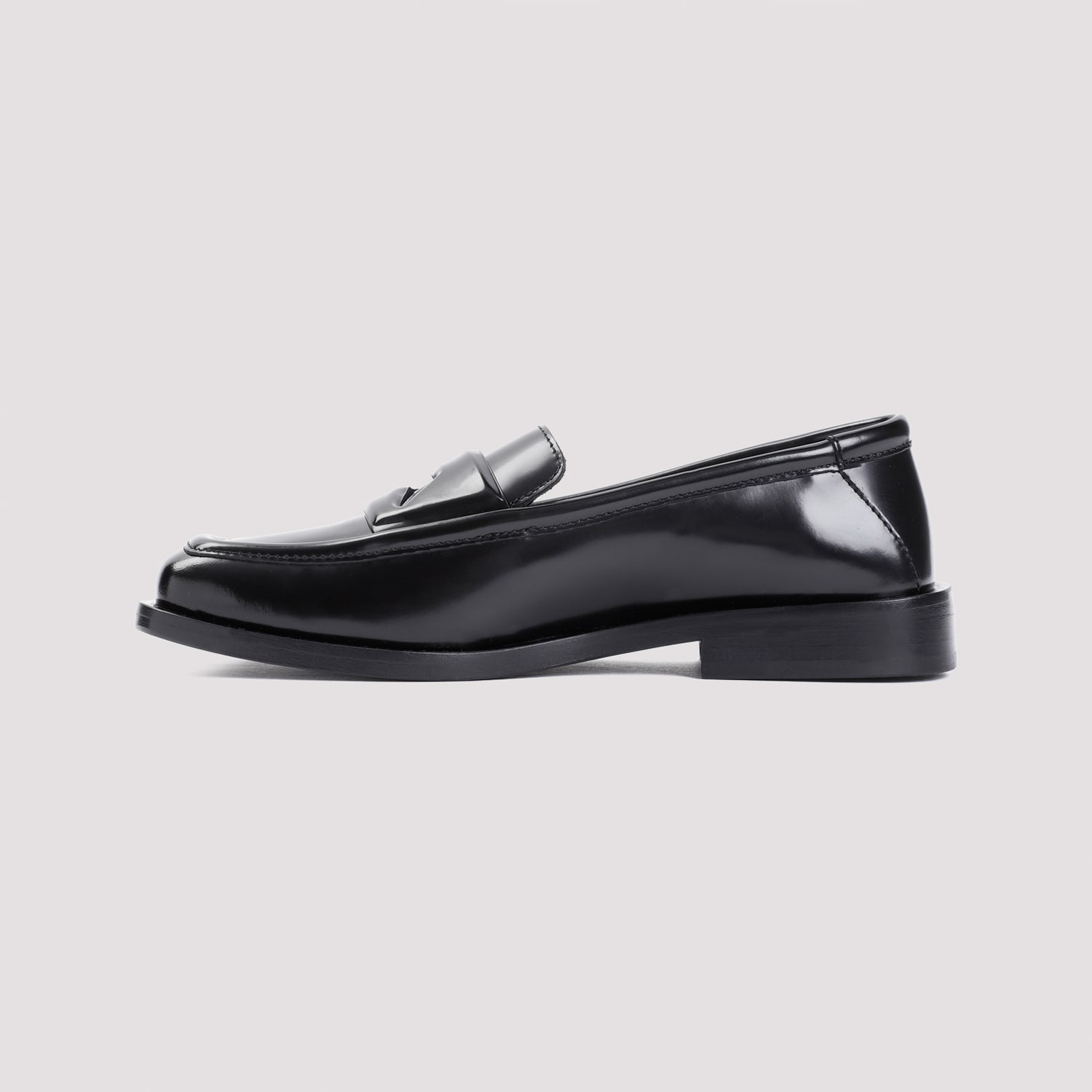 Shop Attico Amanda Loafers In Black