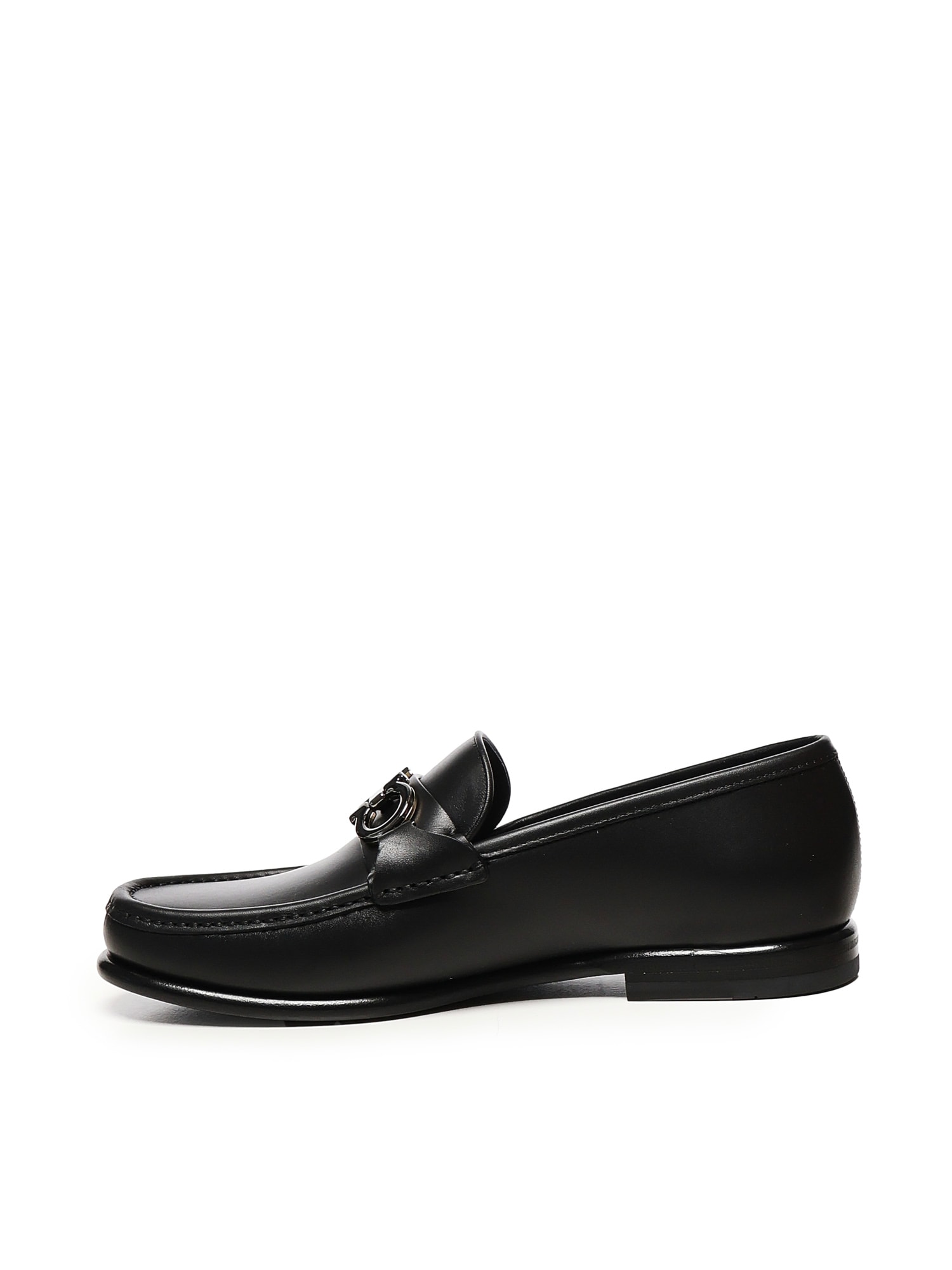 Ferragamo Gancini Buckle Loafers In Black