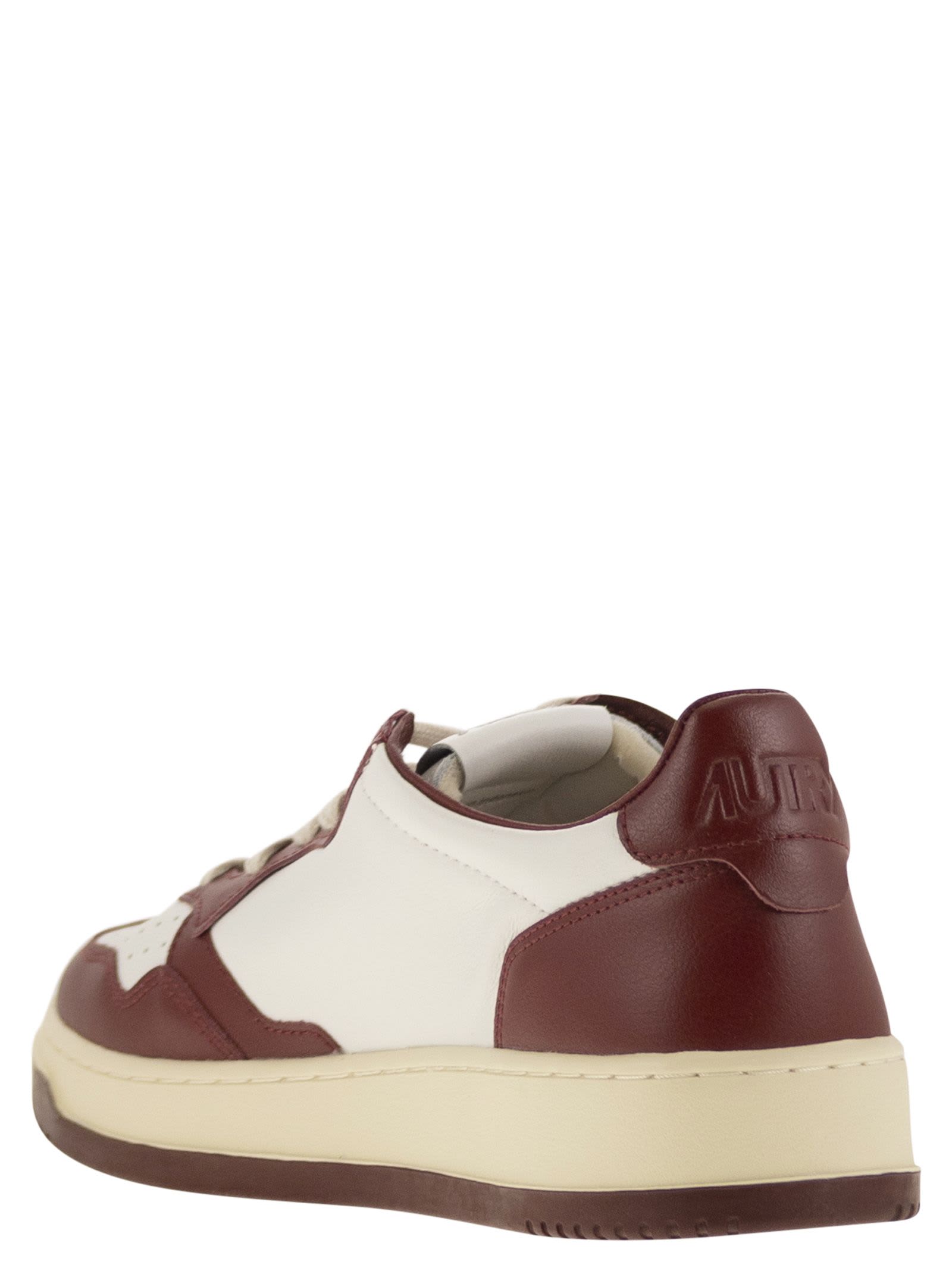 Shop Autry Medalist Low - Sneaker Bicolore In White/black