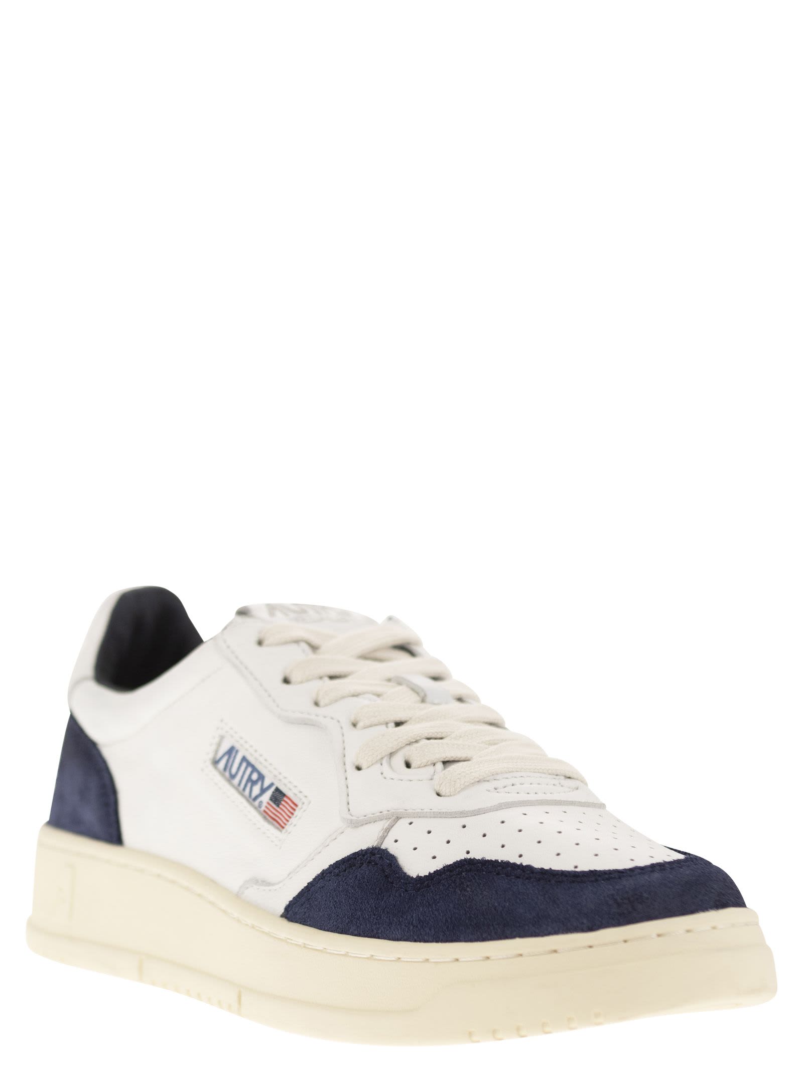 Autry Medalist Low Sneakers In White/blu