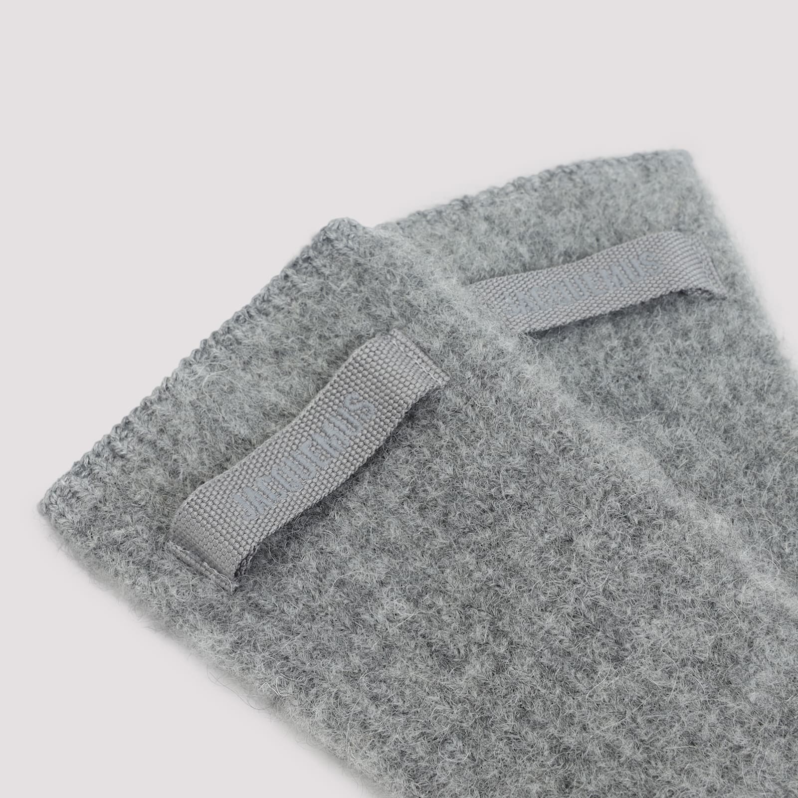 Jacquemus Logo Patch Ribbed Gloves In Gray