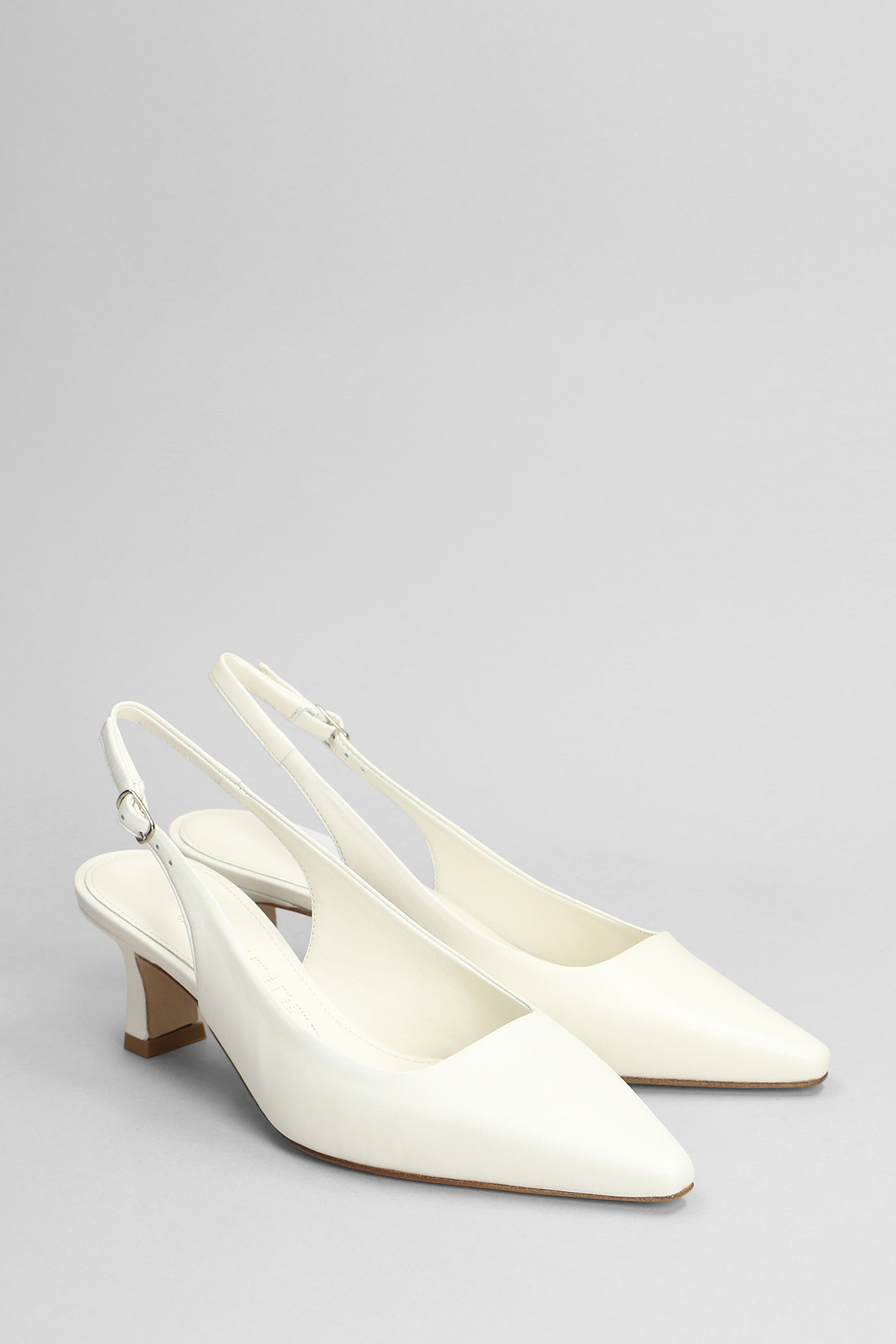 Julie Dee Pumps In White Leather In White