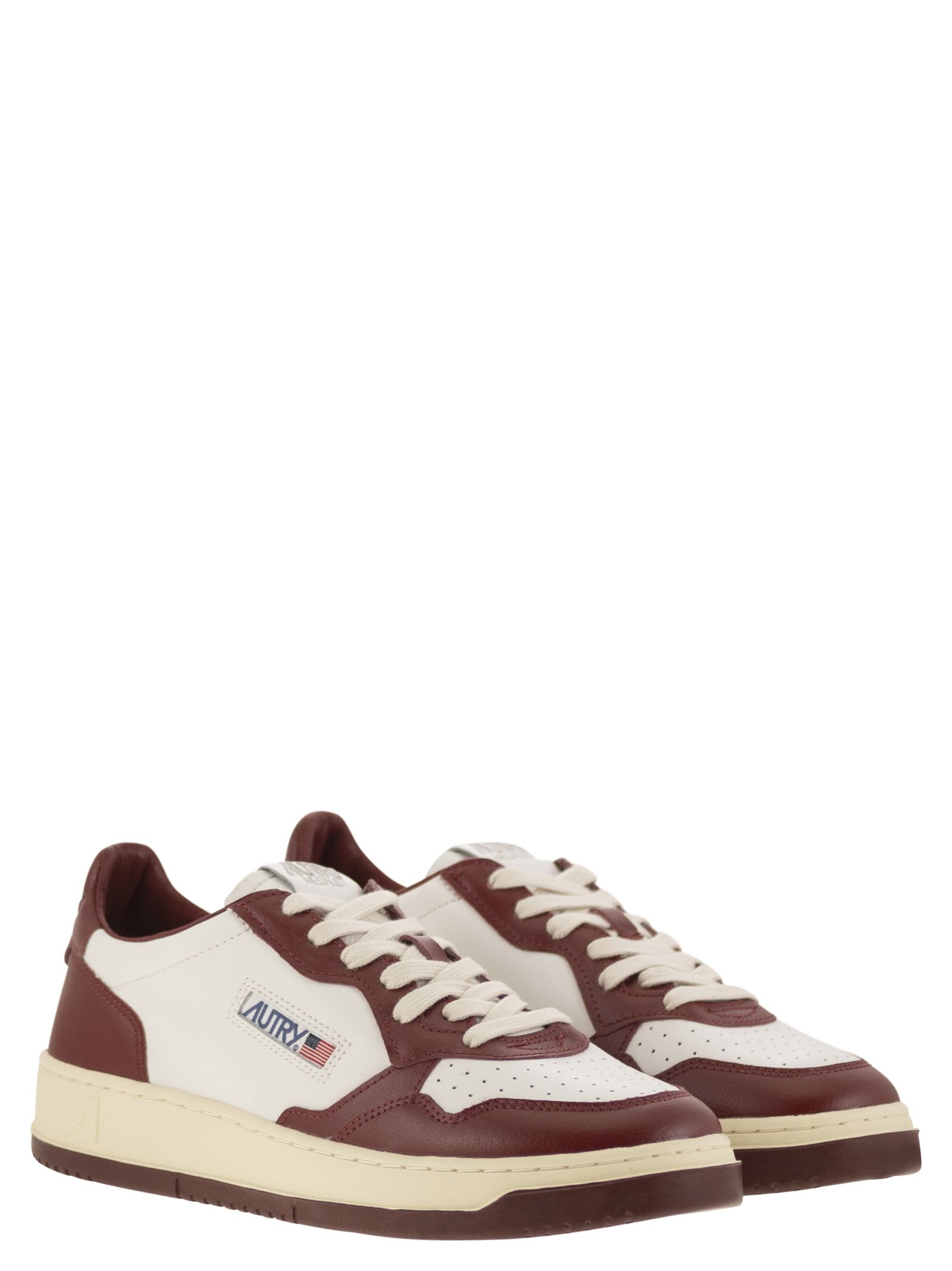 Shop Autry Medalist Low - Sneaker Bicolore In White/black