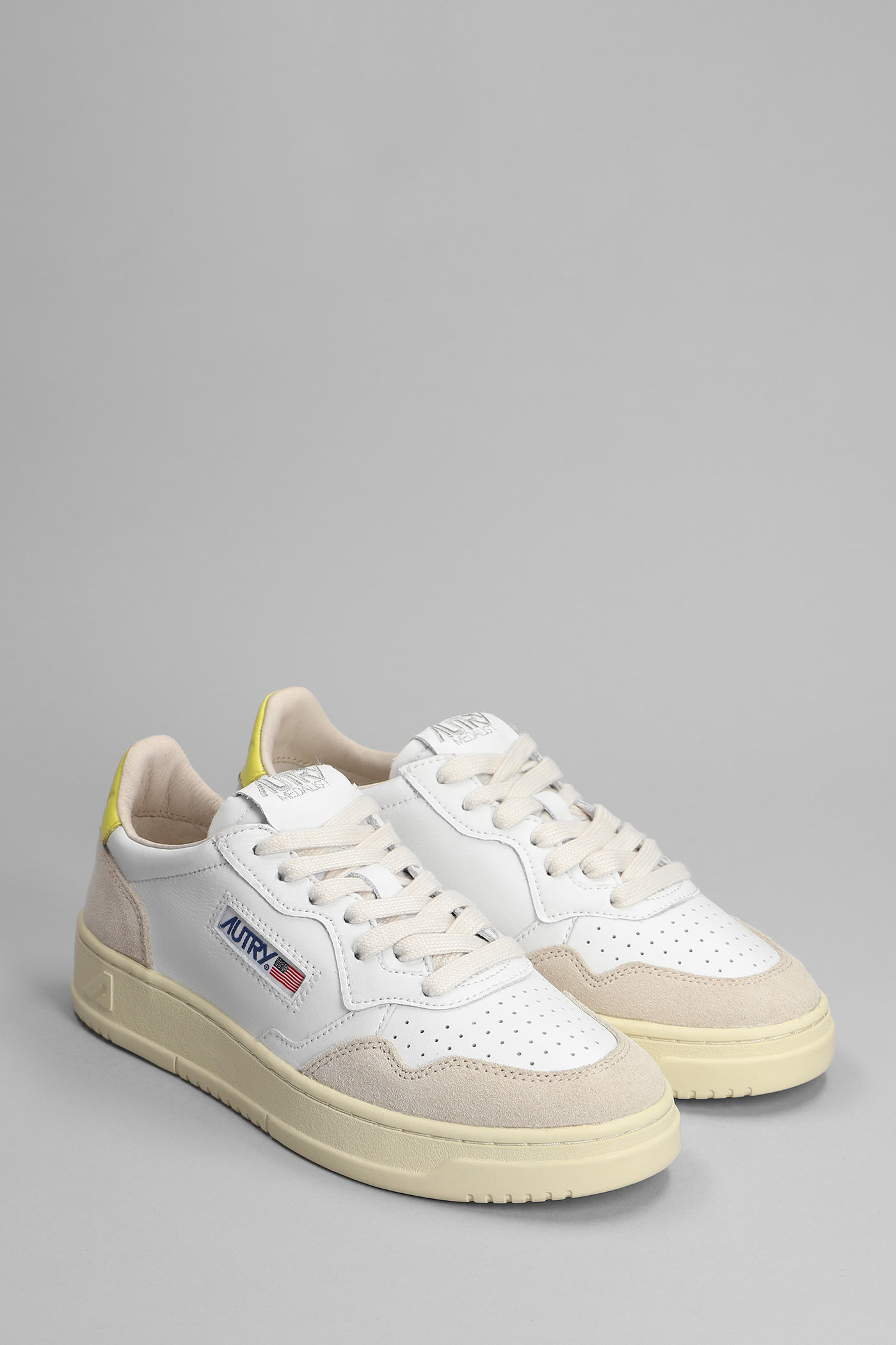 Autry 01 Sneakers In White Suede And Leather In White