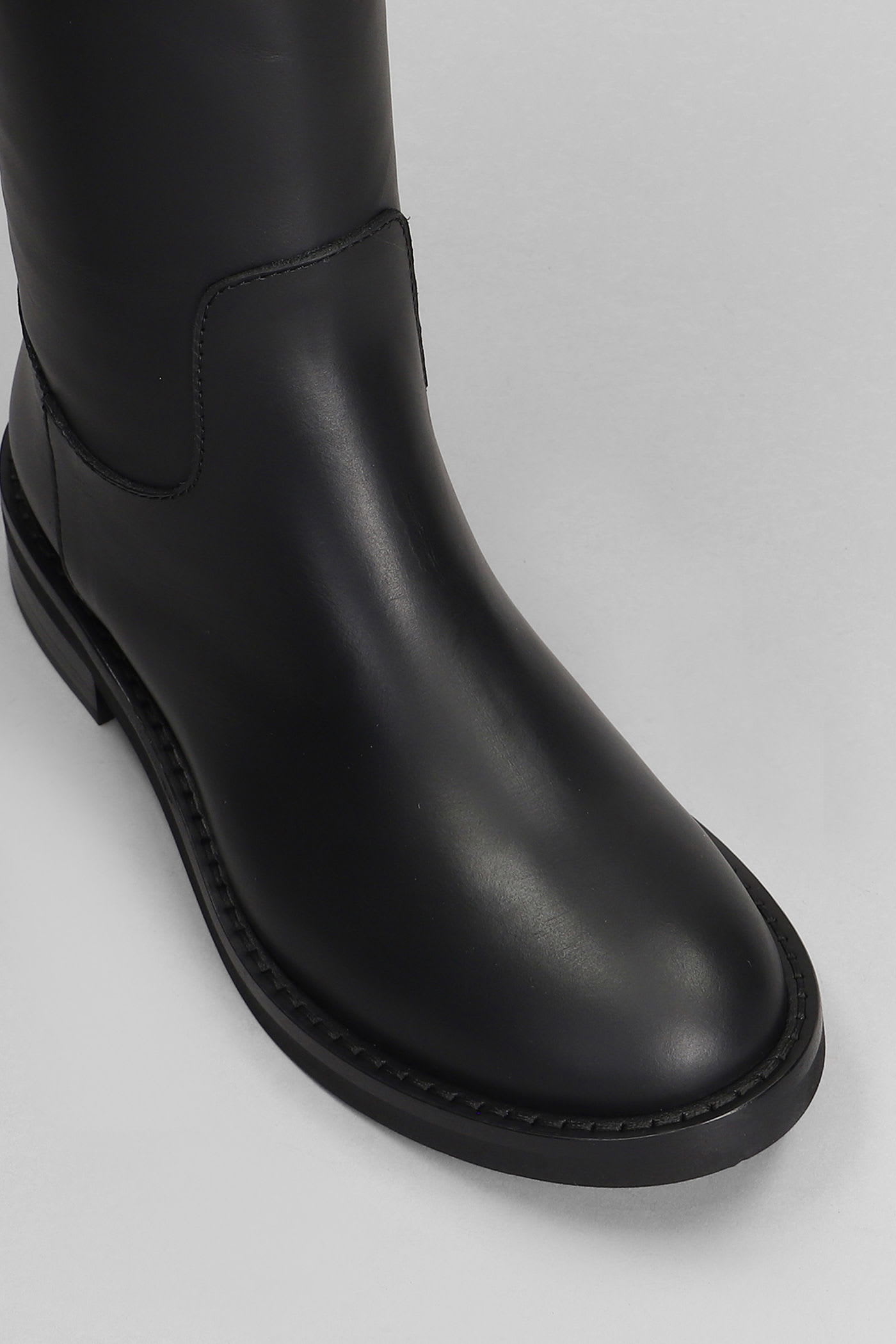 Via Roma 15 Low Heels Ankle Boots In Black Leather In Black