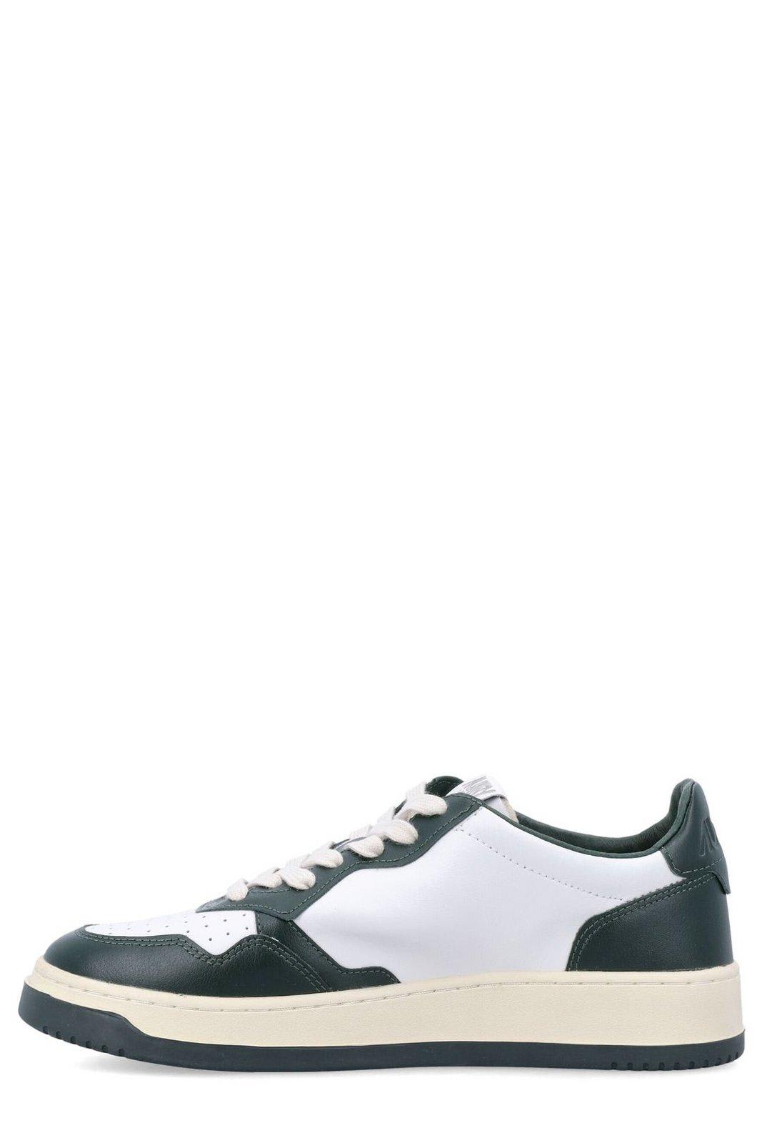 Shop Autry Medalist Low Bicolor Sneakers In Bianco Verde