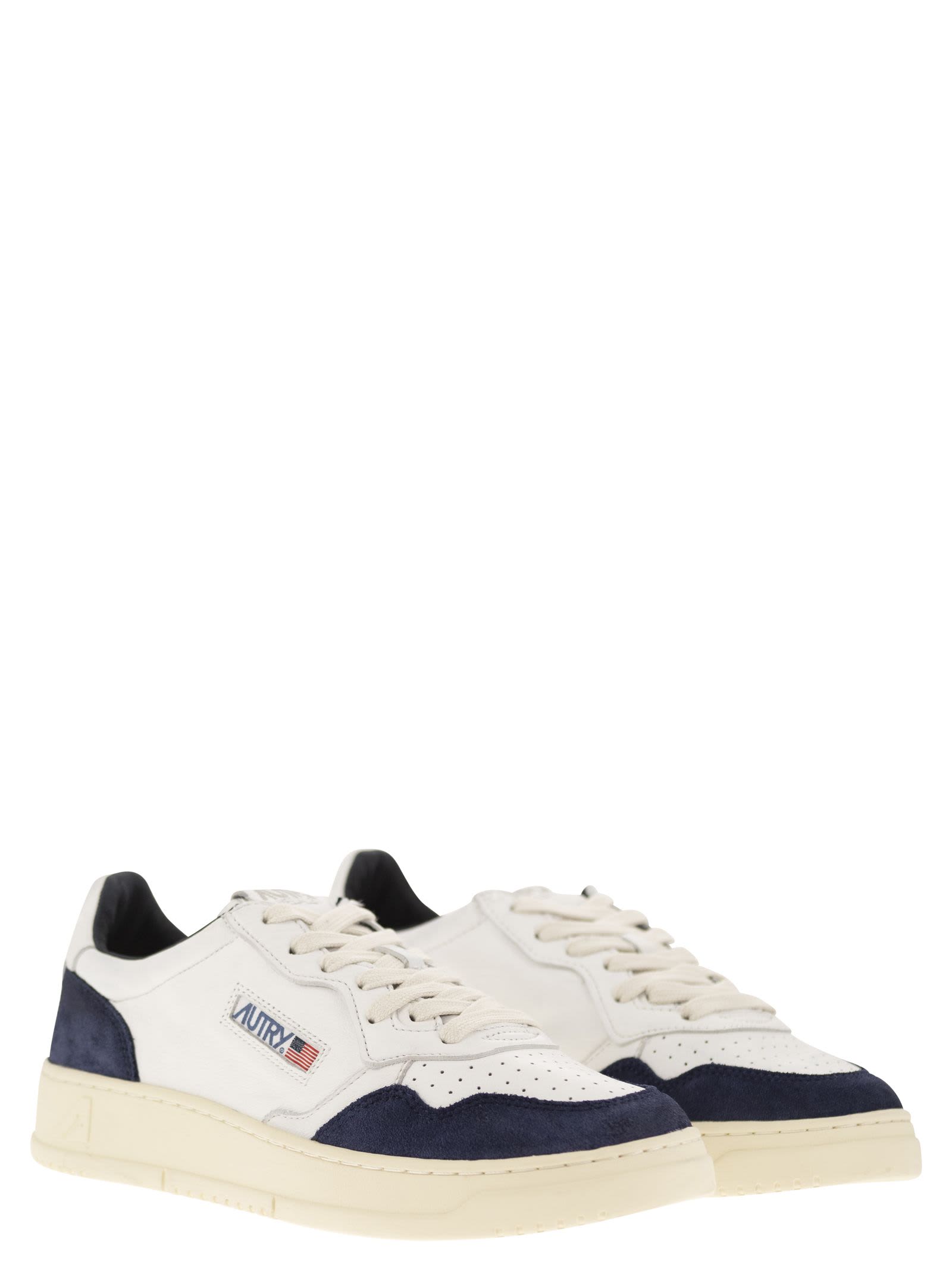 Autry Medalist Low Sneakers In White/blu