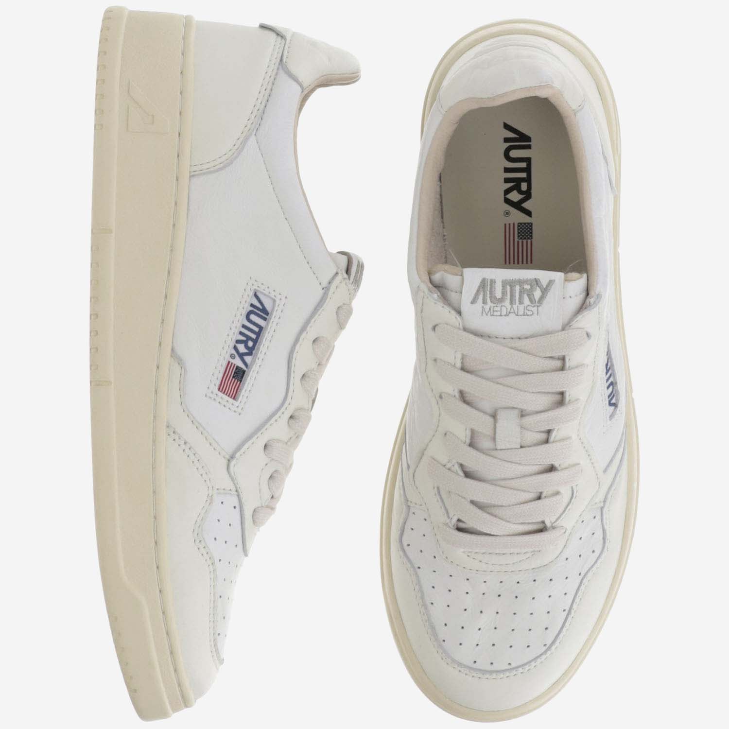 Shop Autry Low Medalist Sneakers In Bianco