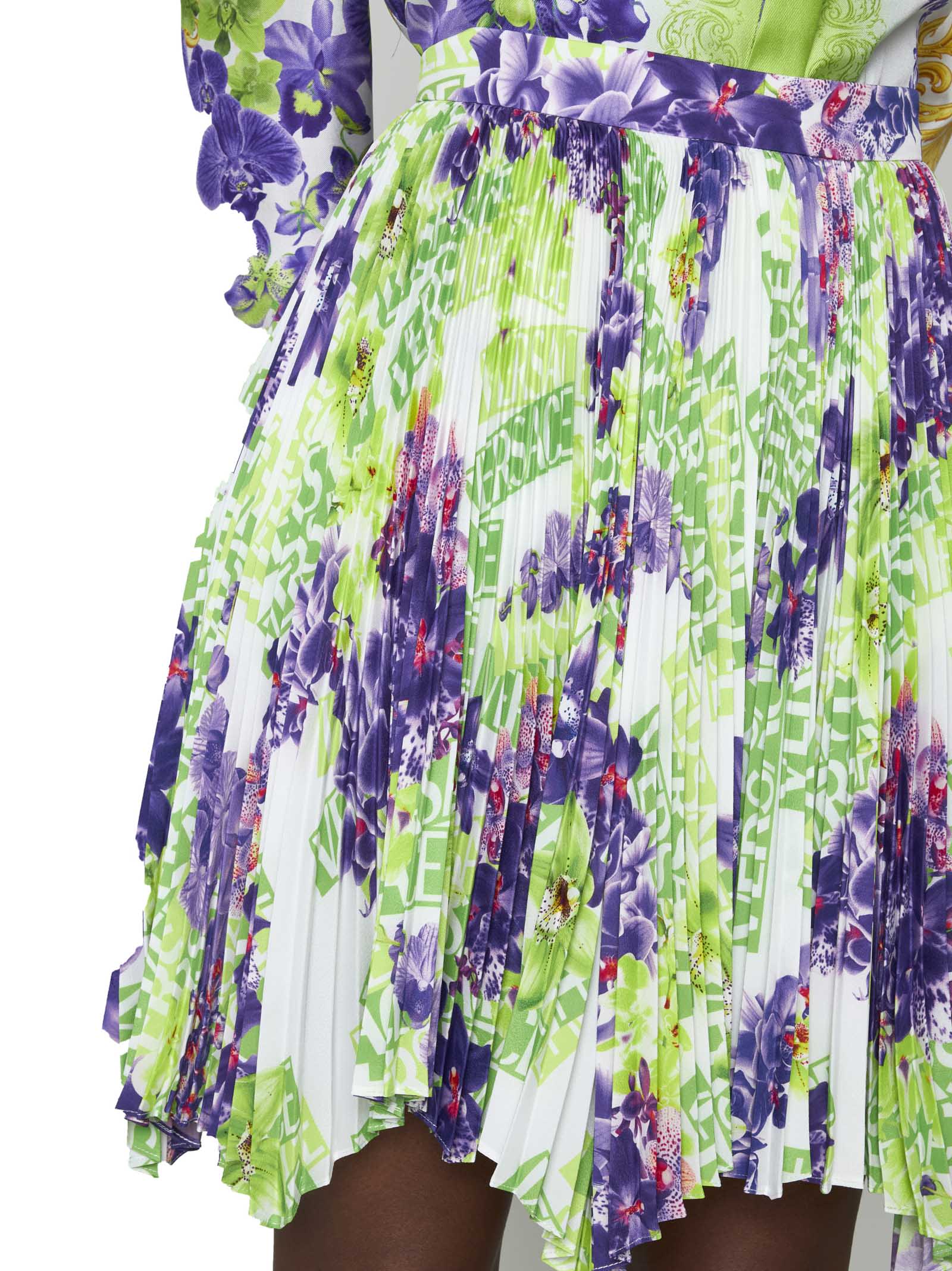 Versace Logo Orchid-print Pleated Asymmetric Skirt In Bianco Verde