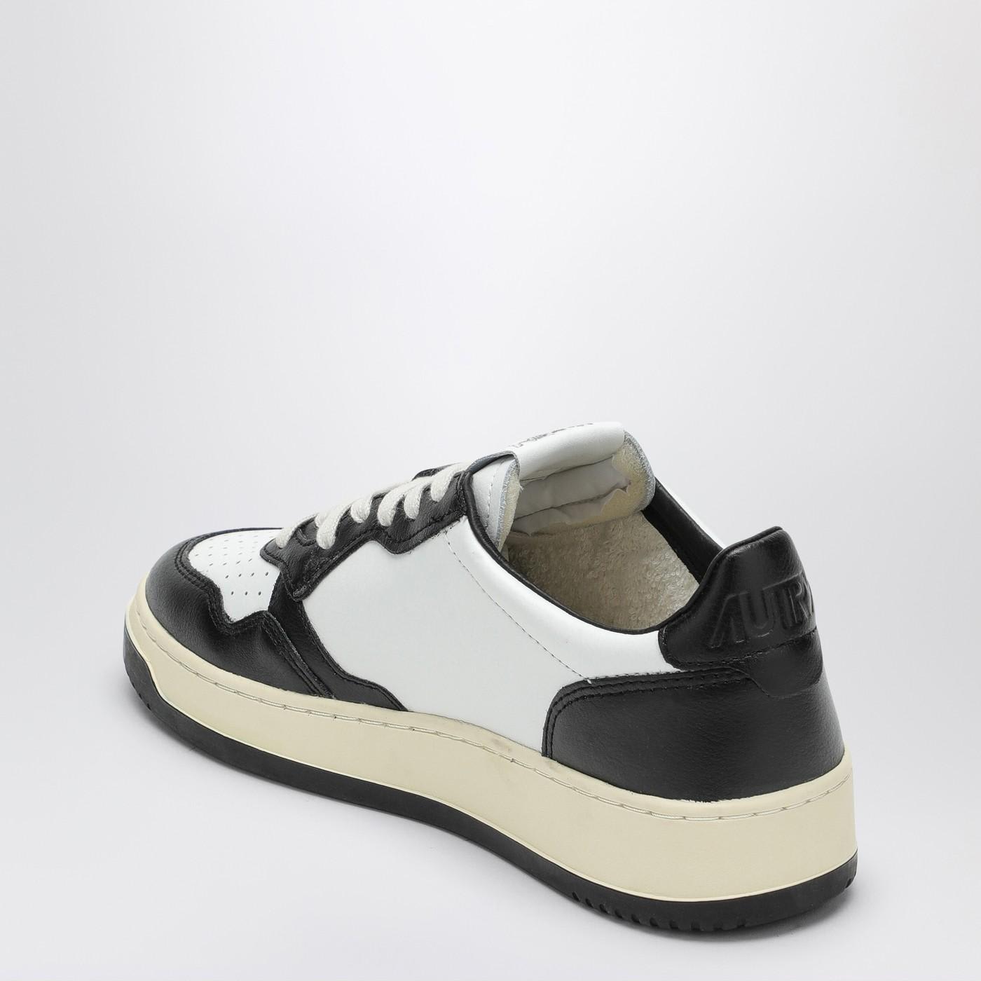 Shop Autry Medalist Trainer In White\/black Leather In Multicolour