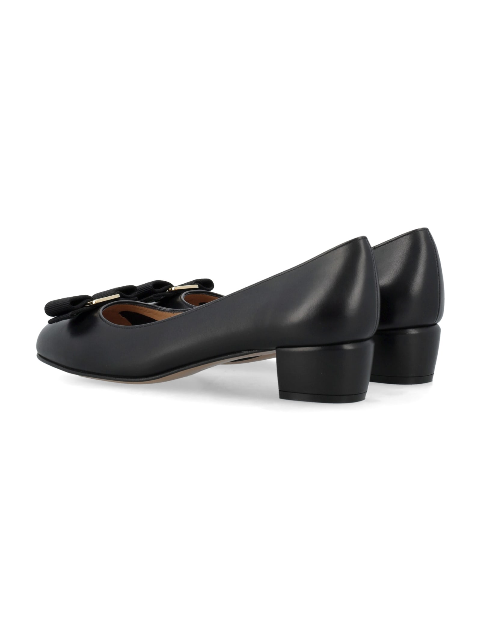 Shop Ferragamo Vara 1 Pump In Nero