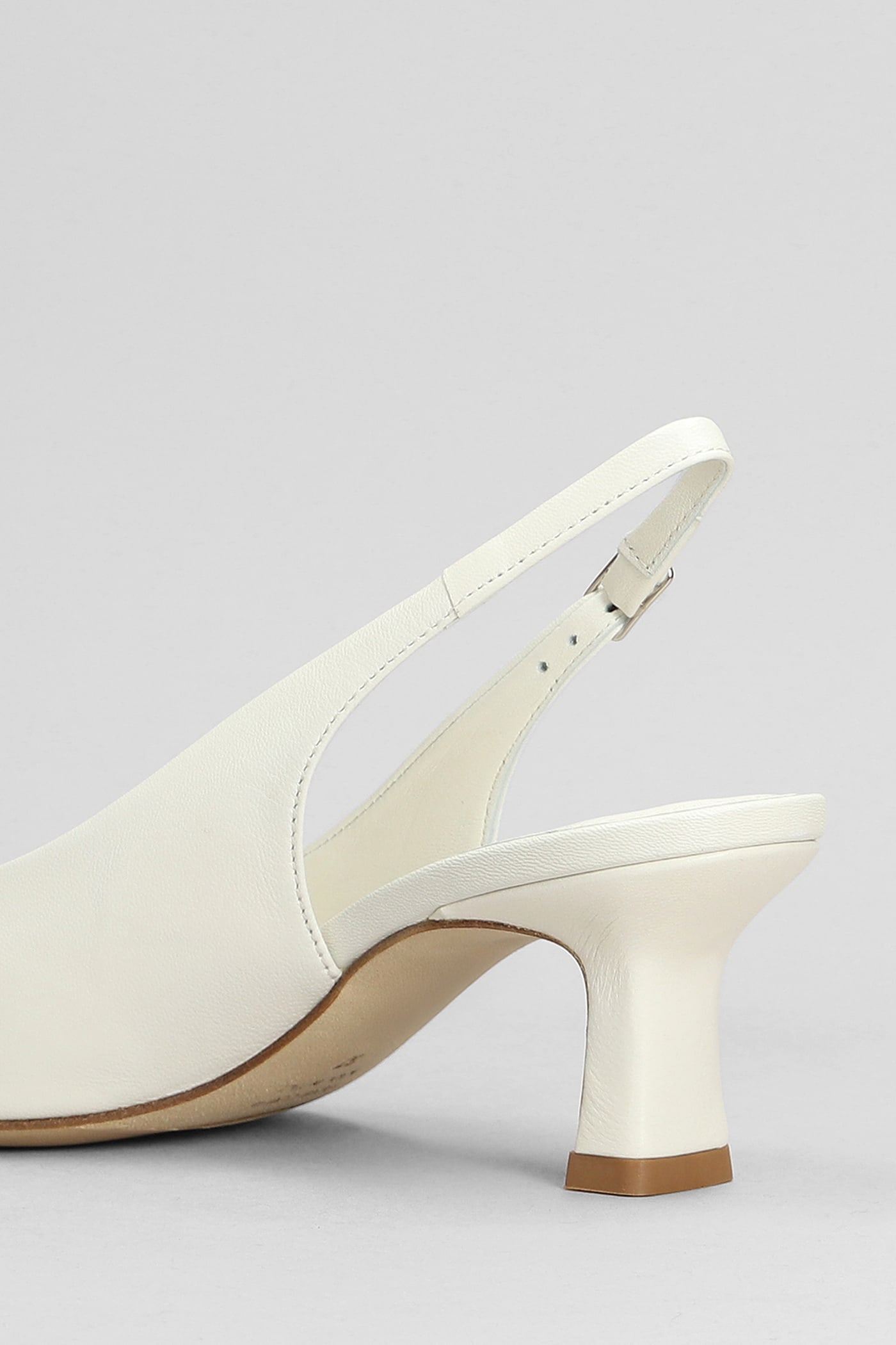 Julie Dee Pumps In White Leather In White