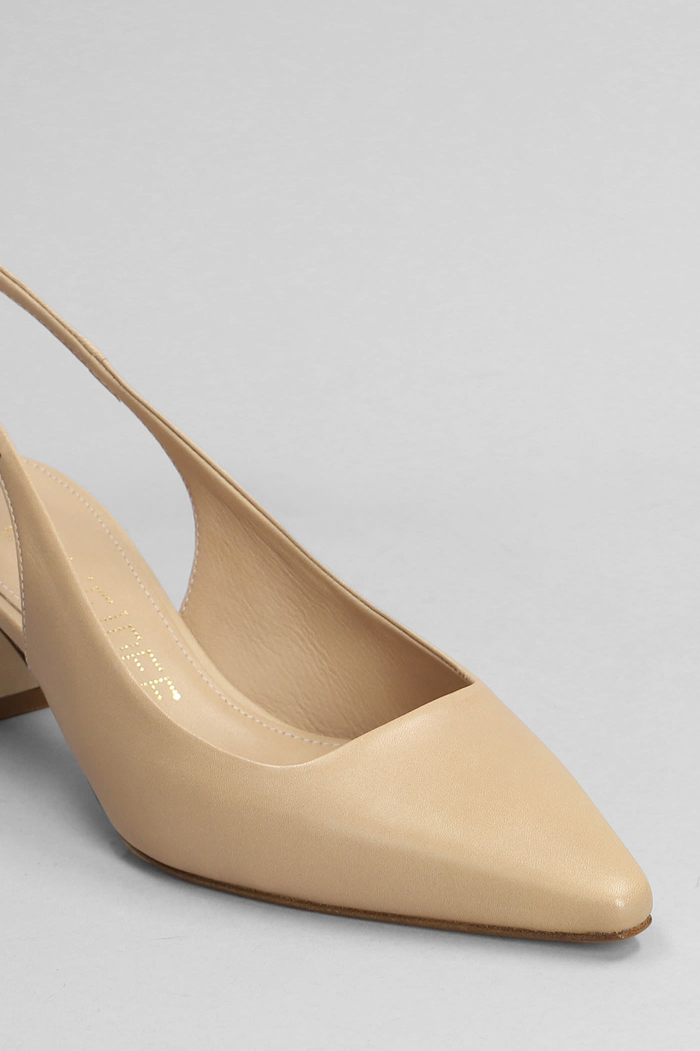 Julie Dee Pumps In Powder Leather In Powder
