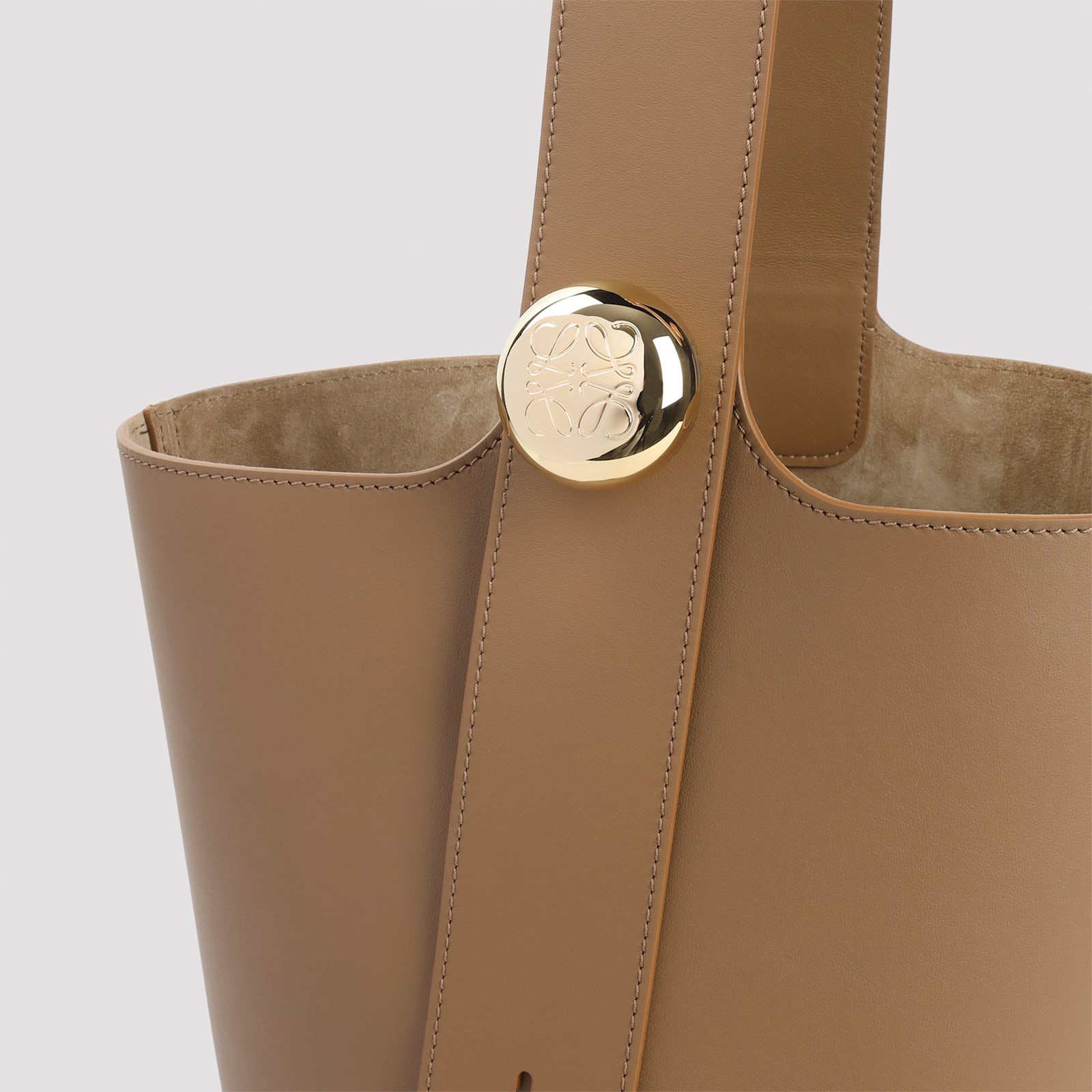 Loewe Pebble Bucket Medium Shoulder Bag In Brown