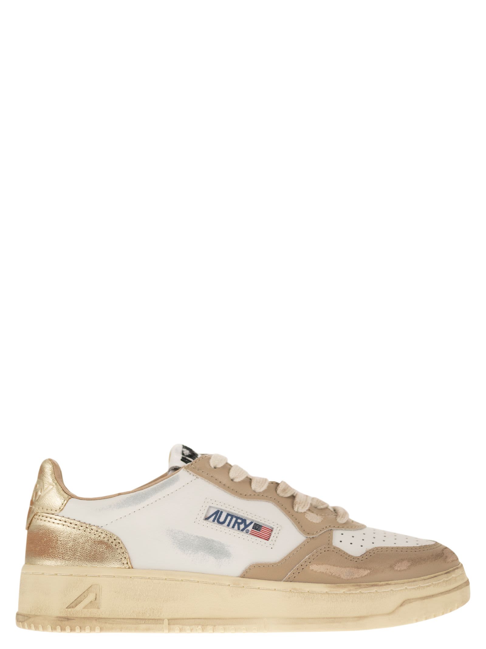 Shop Autry Medalist - Super Vintage Trainers In Wht/whtpp/plat