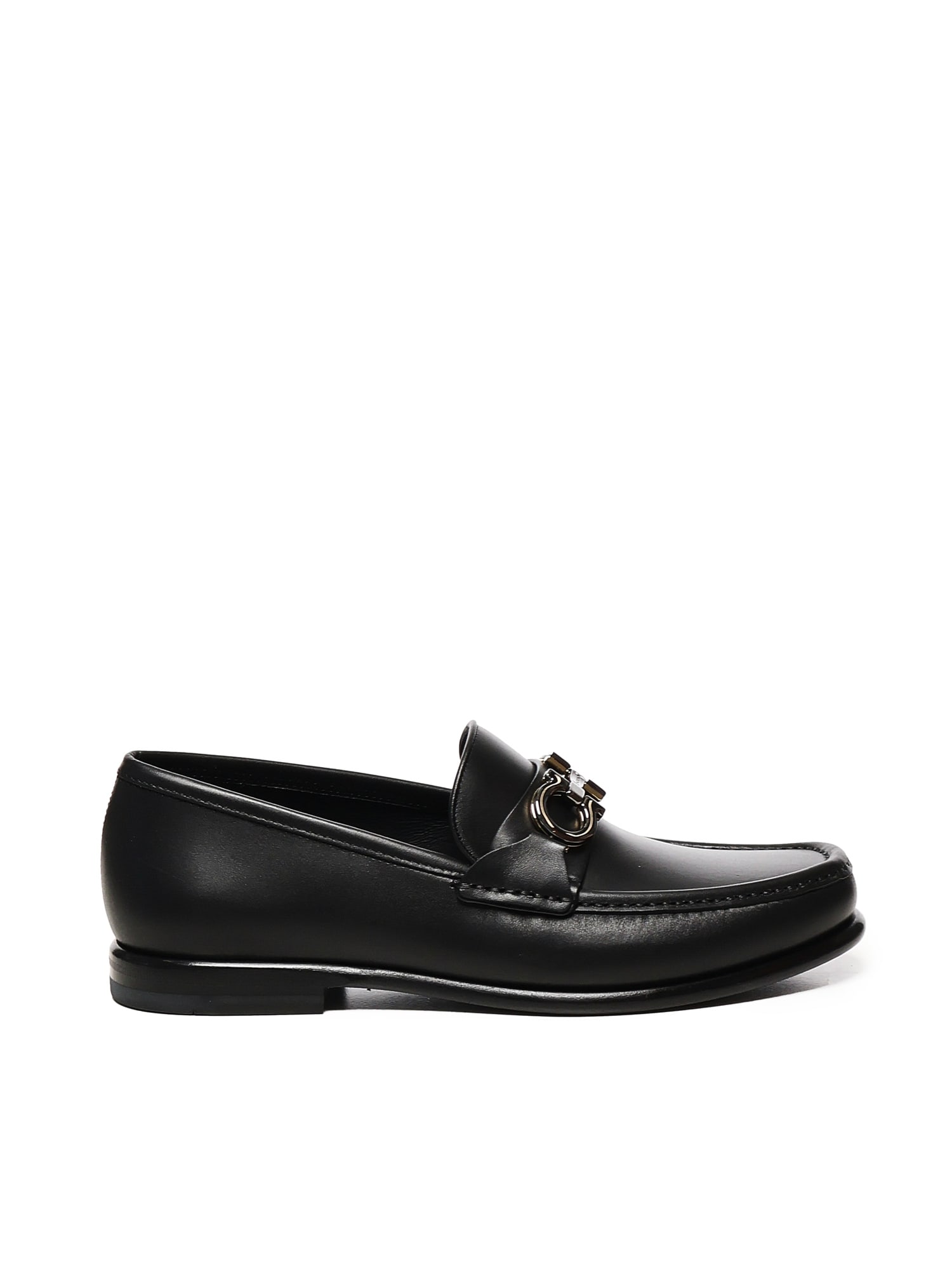 Ferragamo Gancini Buckle Loafers In Black