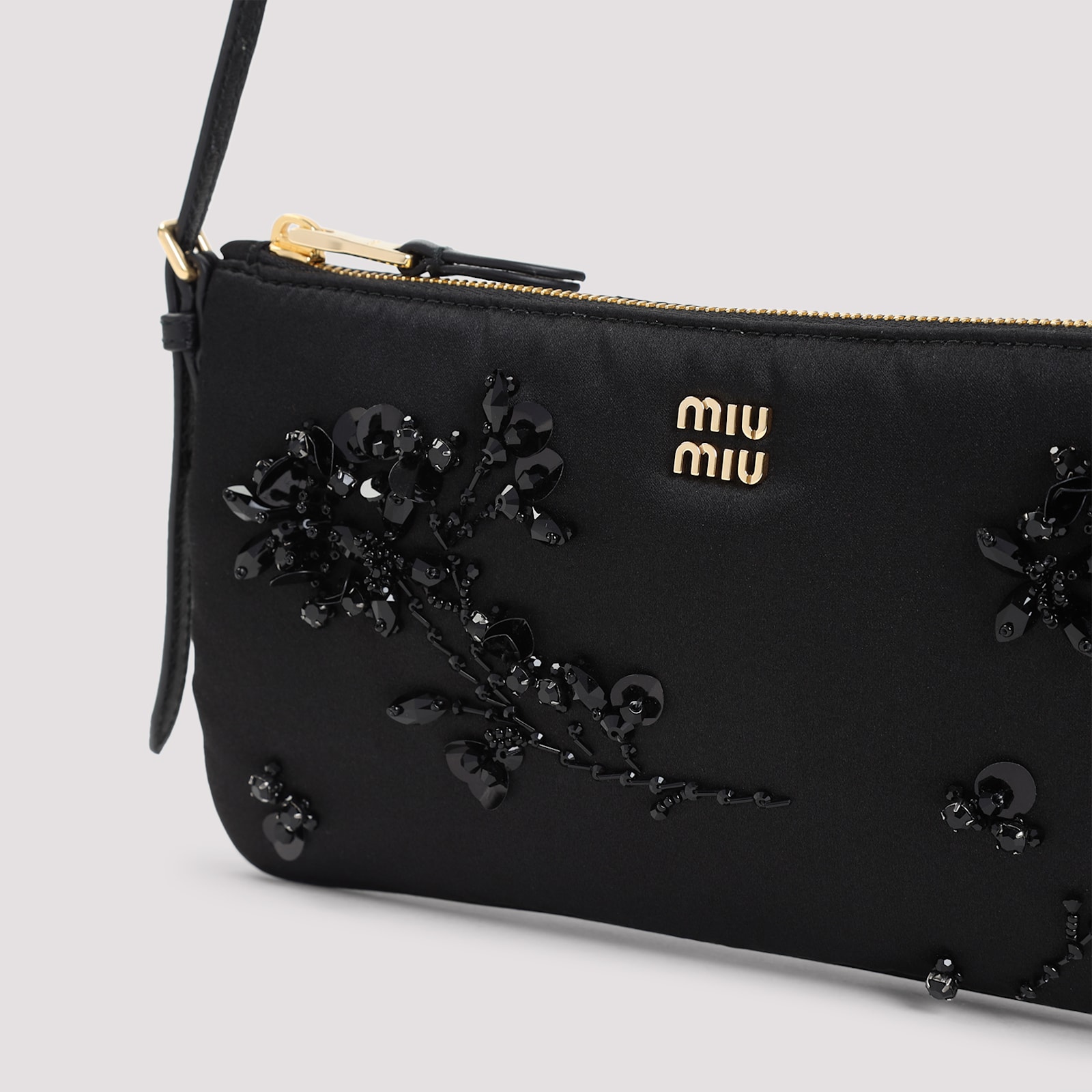 Miu Miu Silk Pouch In Nero
