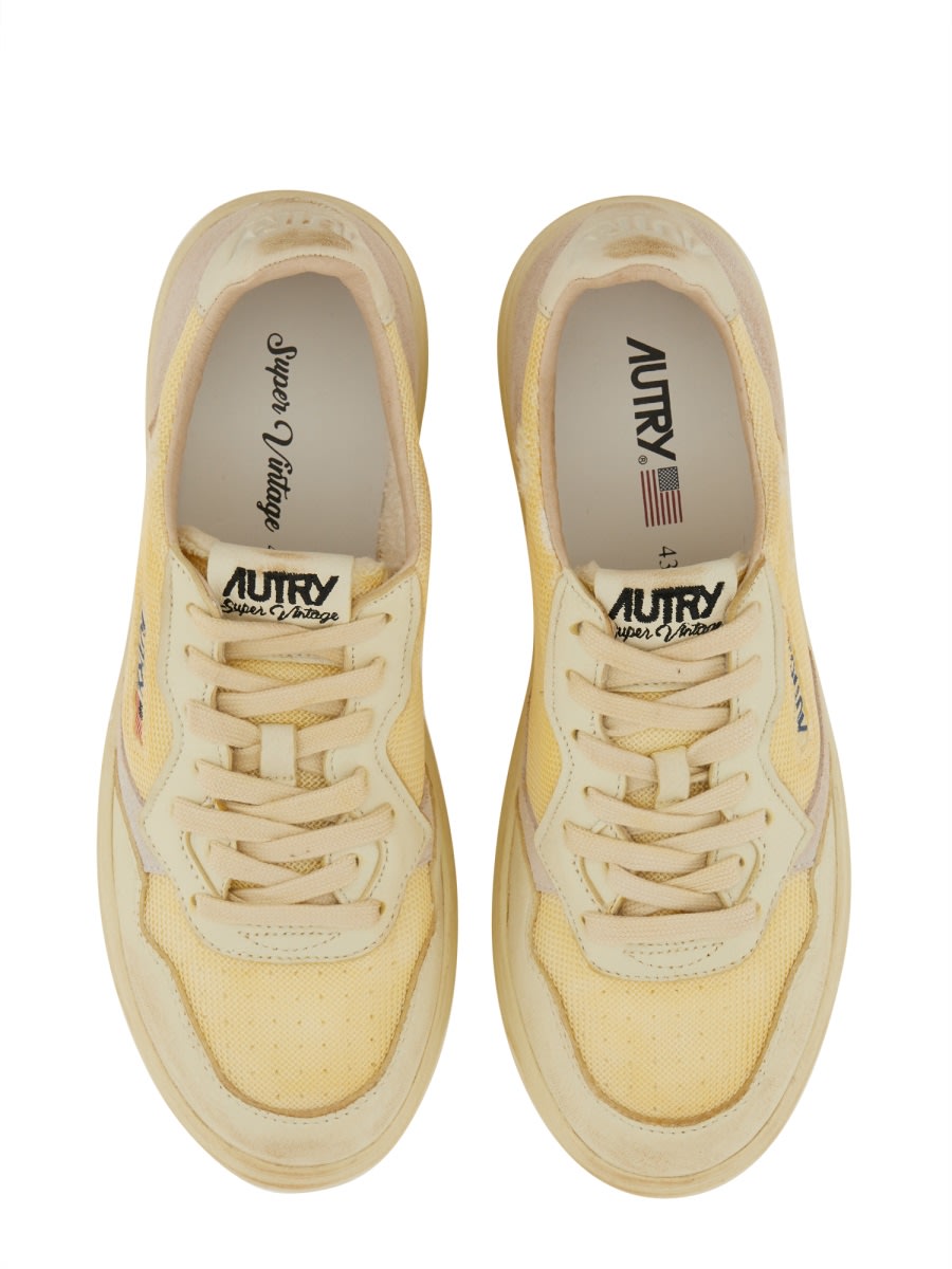 Autry Medalist Low Super Vintage Sneakers In Ivory