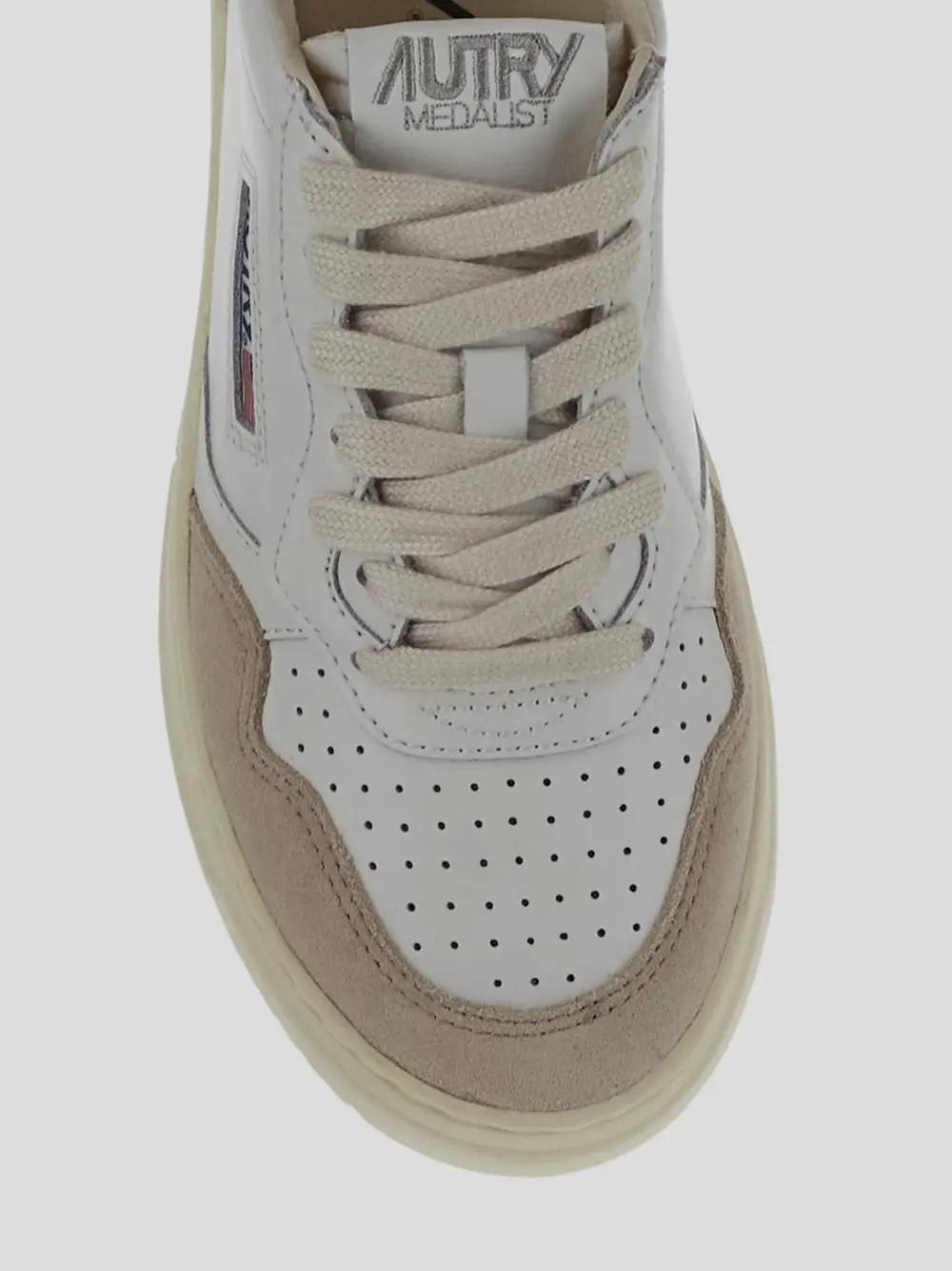 Autry Medalist Low Sneakers In Gold