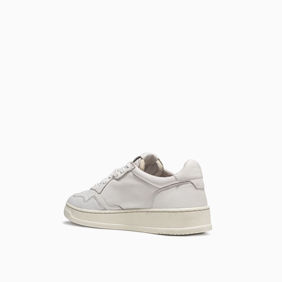 Shop Autry 01 Low Aulm Sneakers Gg04 In White