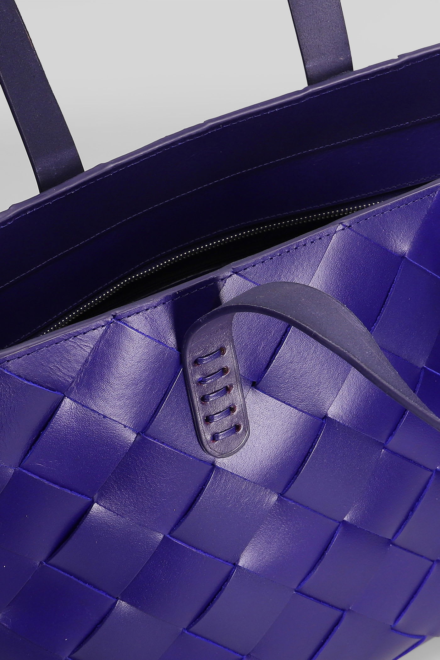 Dragon Diffusion Crossover Basket Tote In Viola Leather In Purple