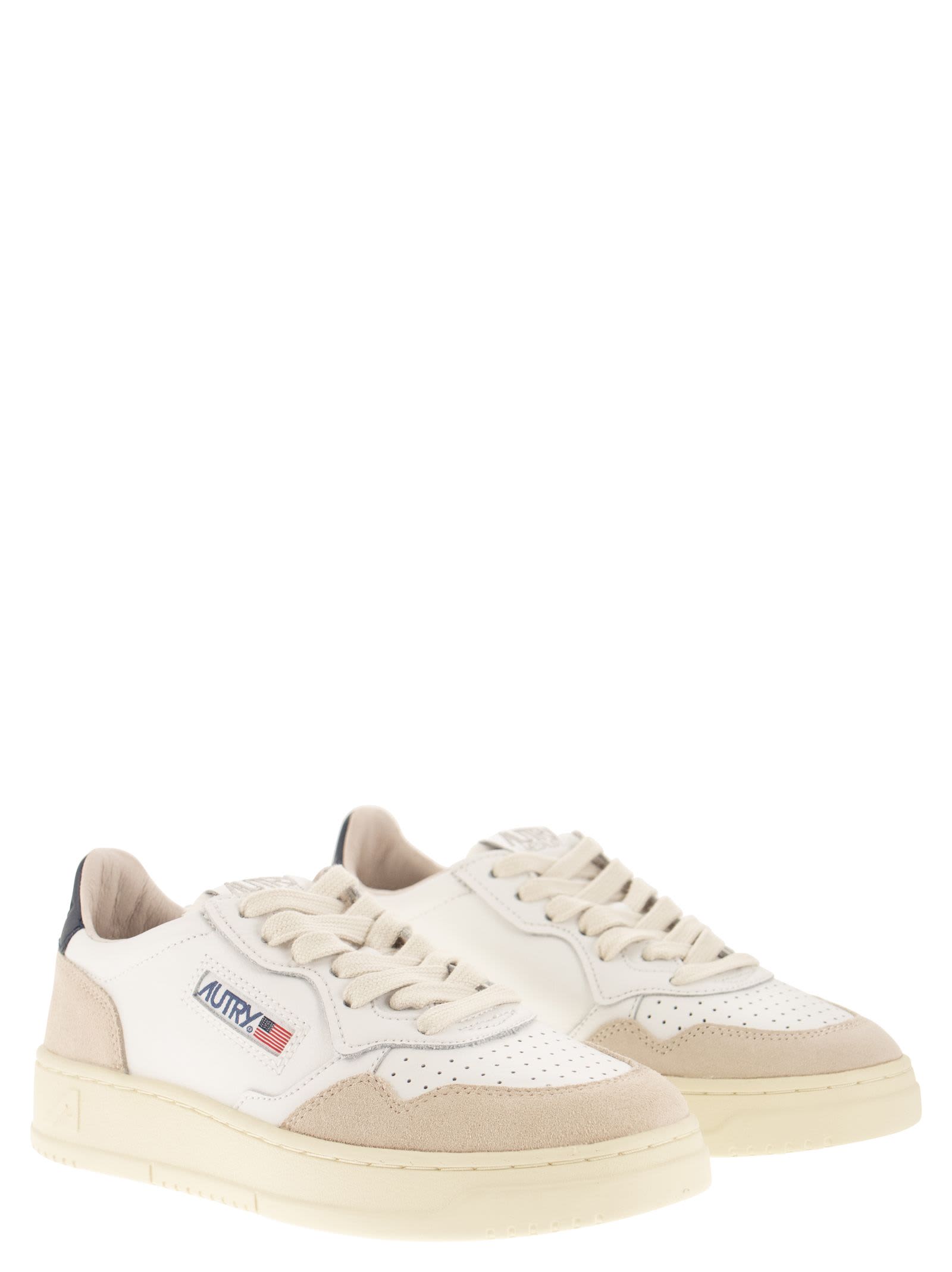 Autry Low Top Medalist Sneakers In White