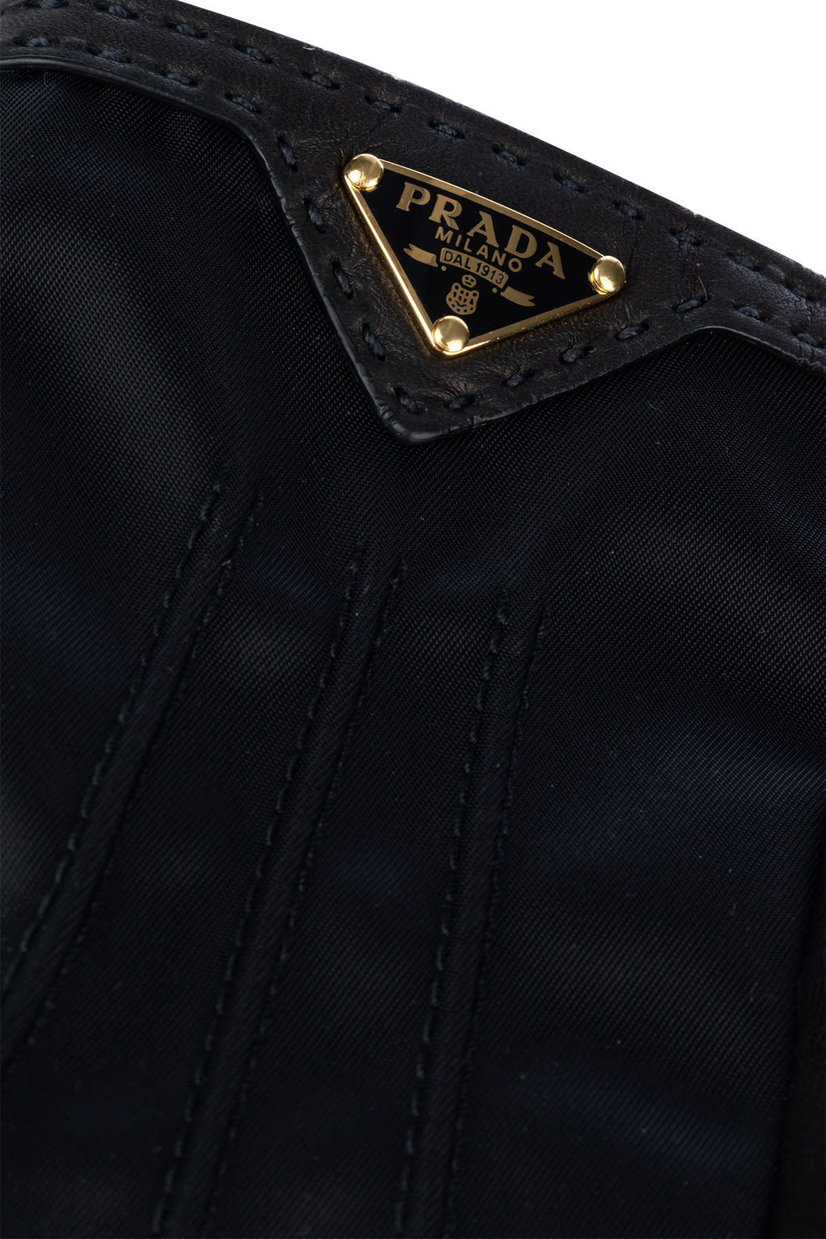 Prada Gloves With Intricate Stitch Detailing In Nero Oro